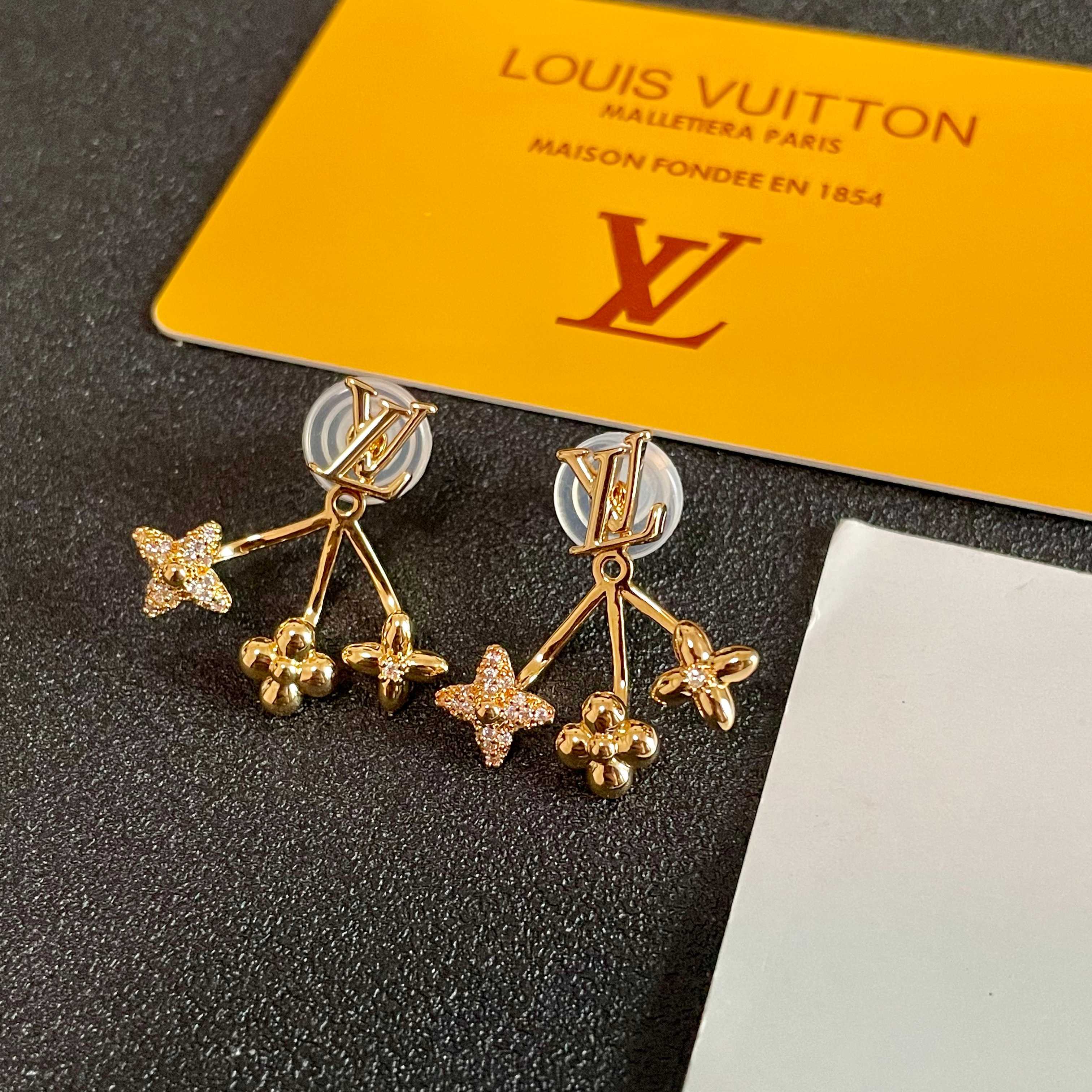😍LV耳钉耳环🌀原版黄铜 925纯银针 实拍 设计不张扬🥰不高调却带着一种迷人的气质上身超显气质👑不能更