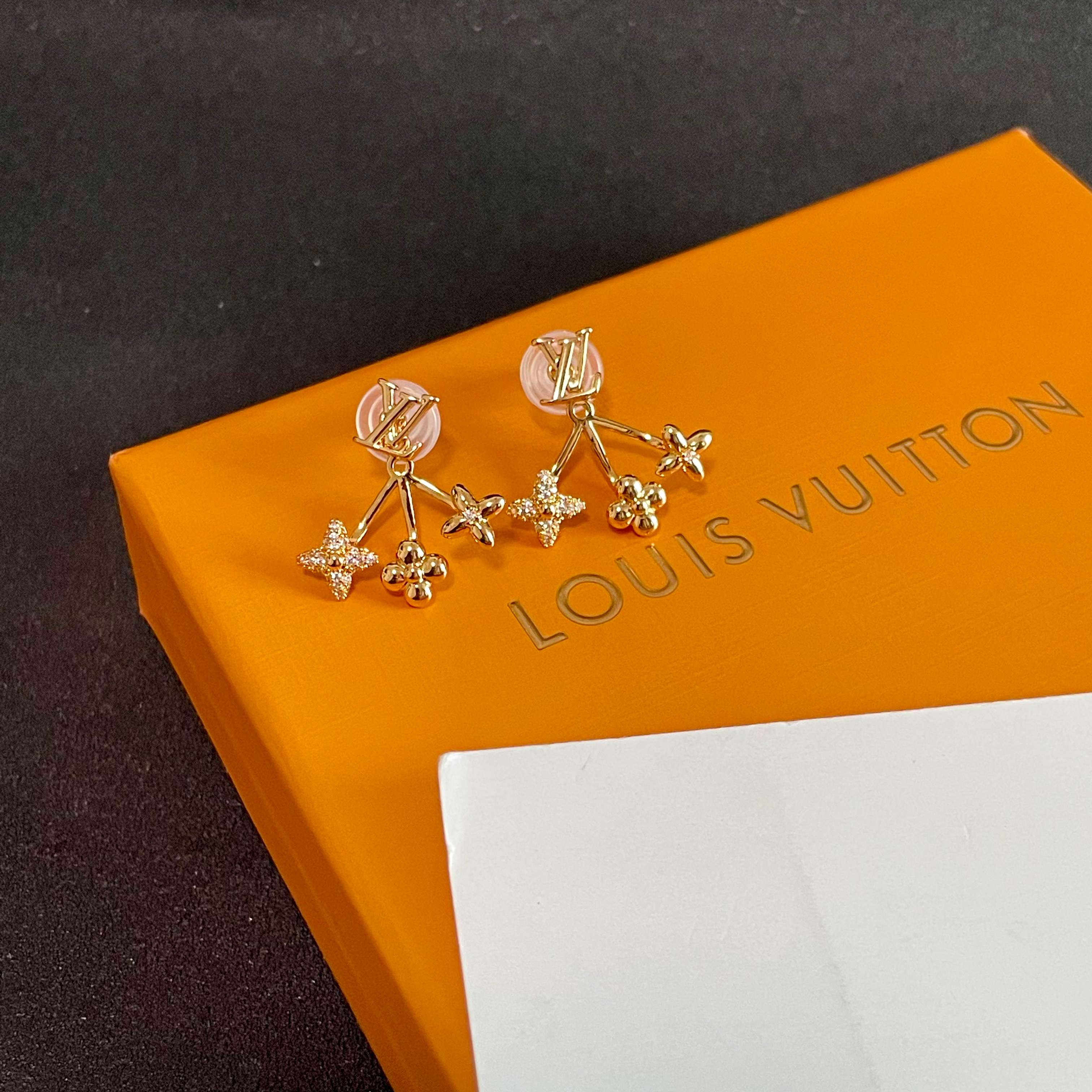 😍LV耳钉耳环🌀原版黄铜 925纯银针 实拍 设计不张扬🥰不高调却带着一种迷人的气质上身超显气质👑不能更