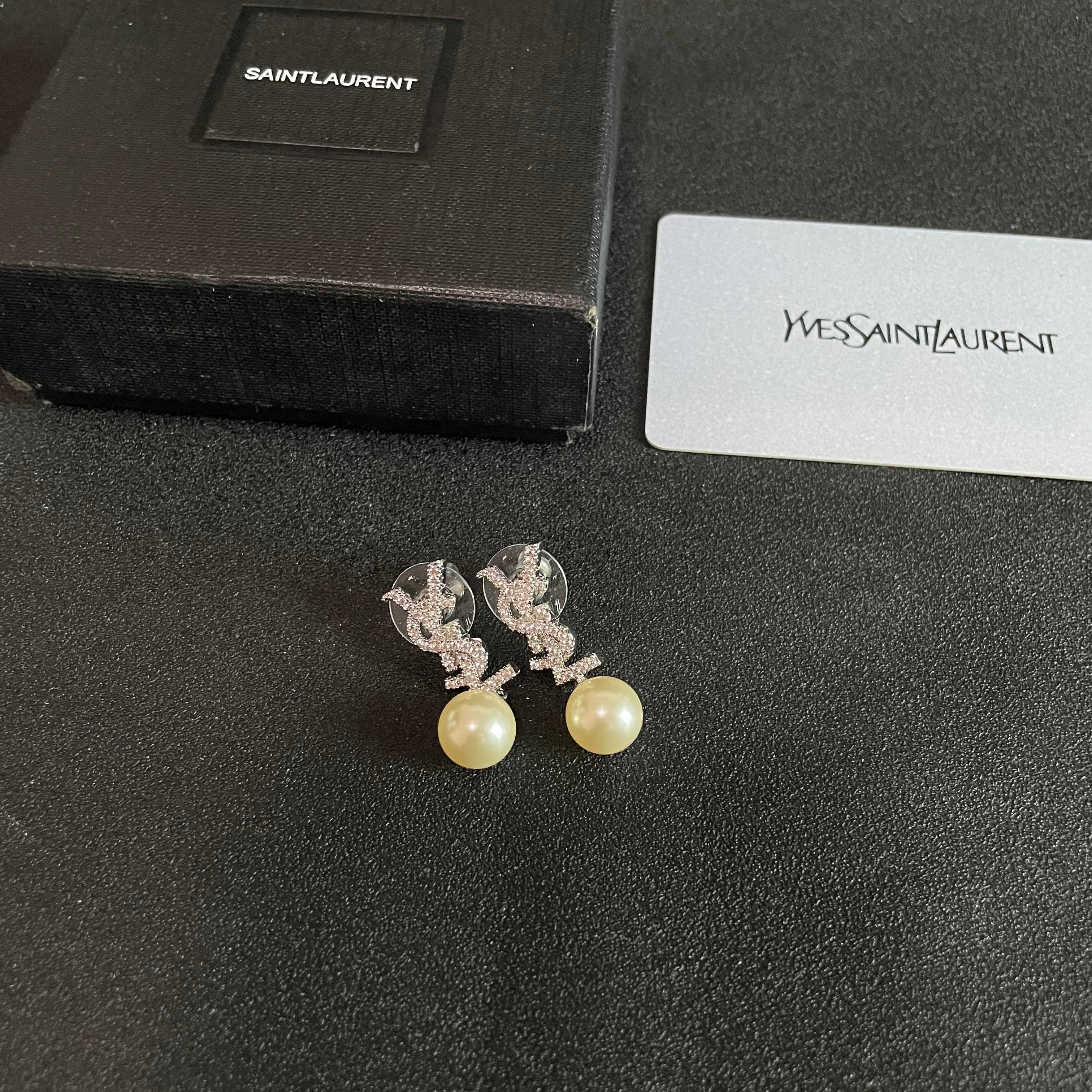 新款 ysl圣罗兰耳钉 美丽永远敌不过经典 黄金时期的香奈就是最经典．也是最有味道的 女人独立优雅魅力知