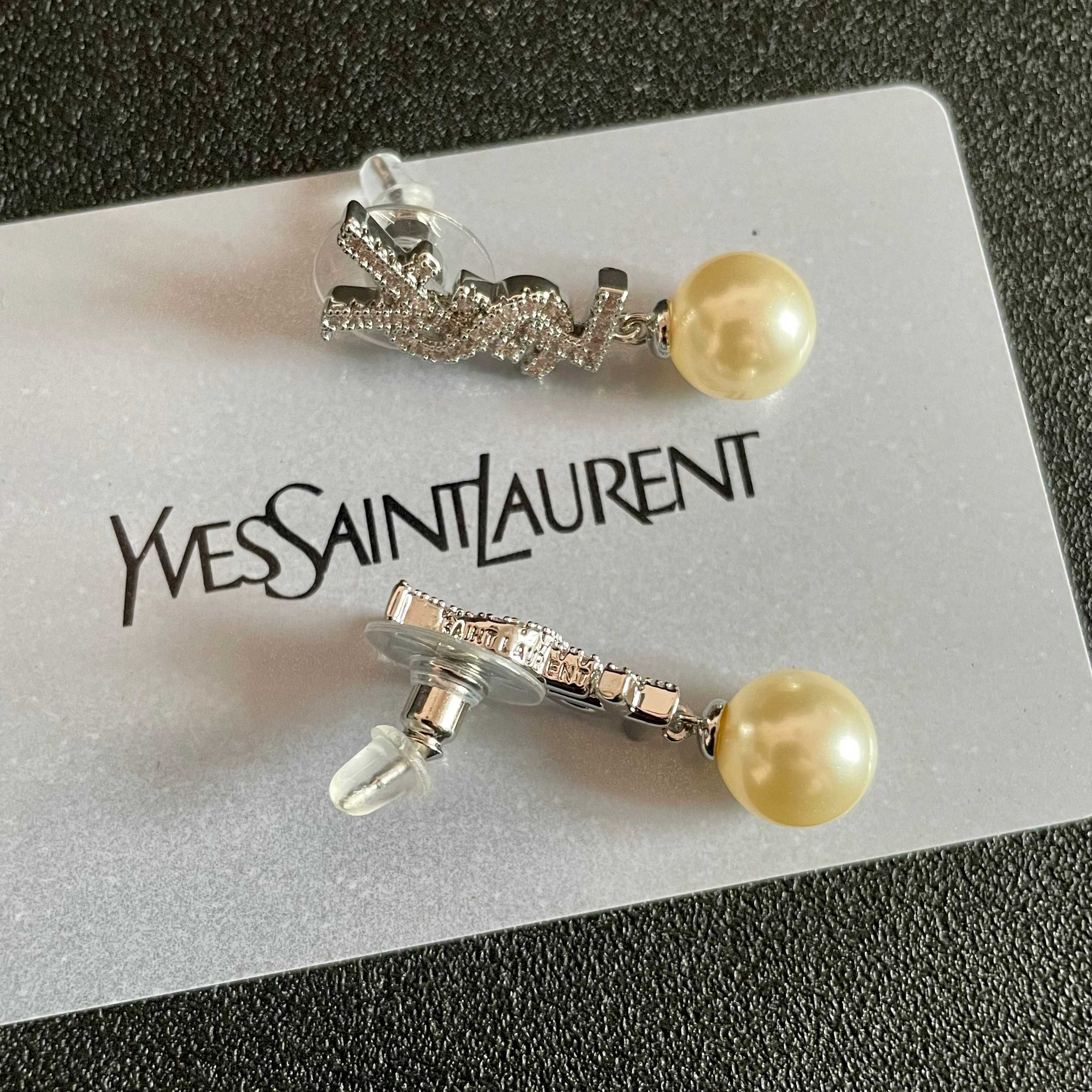 新款 ysl圣罗兰耳钉 美丽永远敌不过经典 黄金时期的香奈就是最经典．也是最有味道的 女人独立优雅魅力知