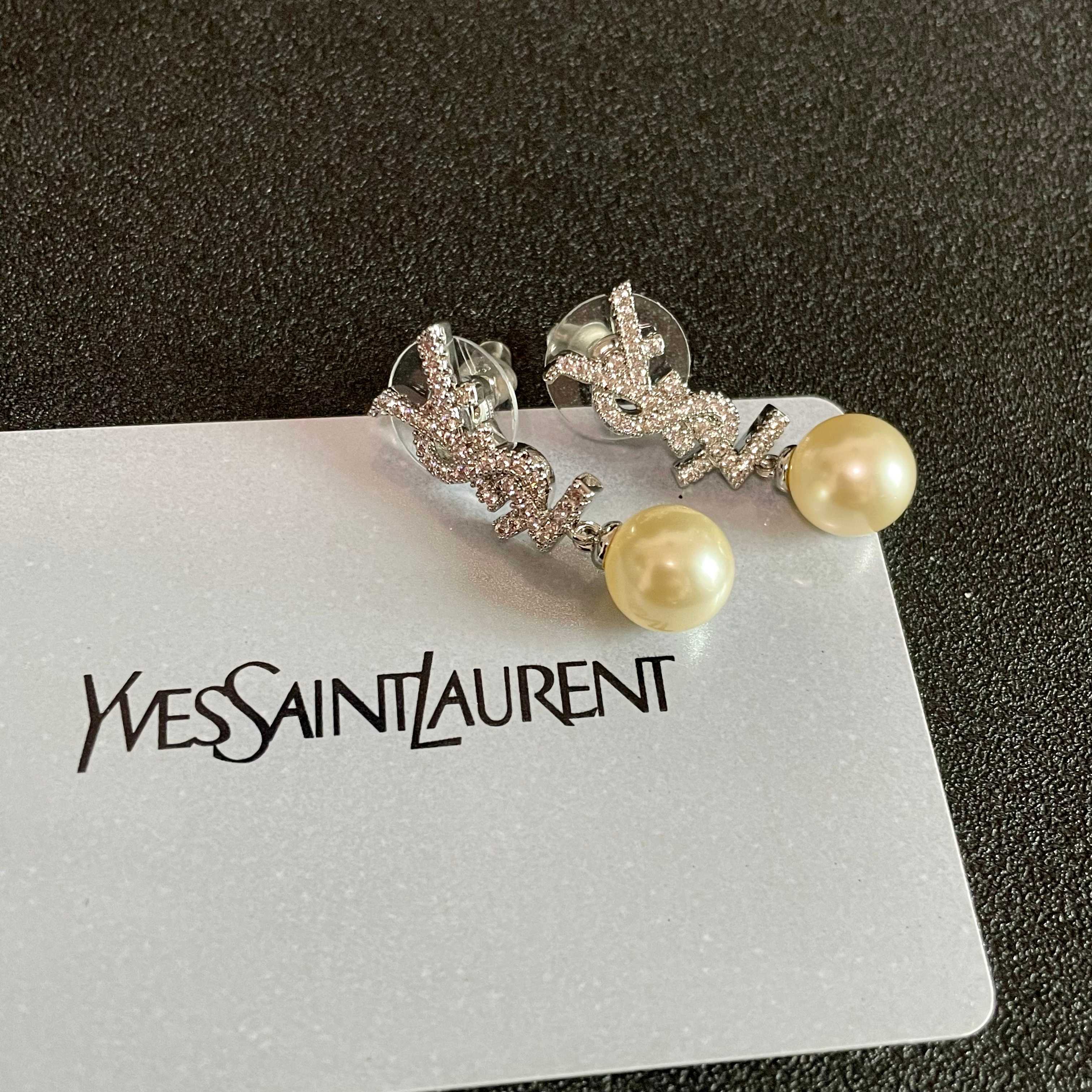 新款 ysl圣罗兰耳钉 美丽永远敌不过经典 黄金时期的香奈就是最经典．也是最有味道的 女人独立优雅魅力知