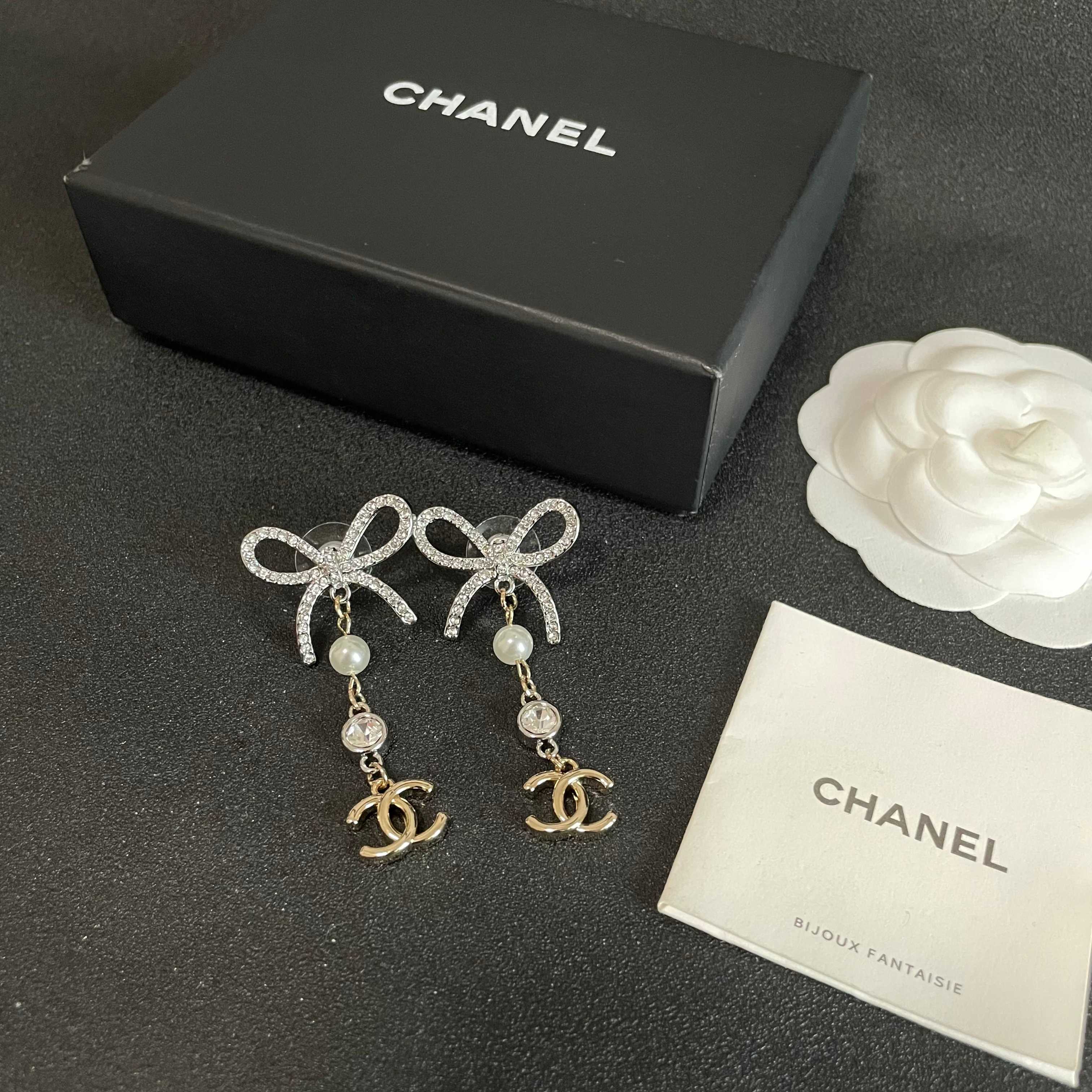 Chanel香奈儿 中古 双C耳钉👀小香家的款式真心无需多介绍😘🎶每一款都超好看，精致大方，非常显气质