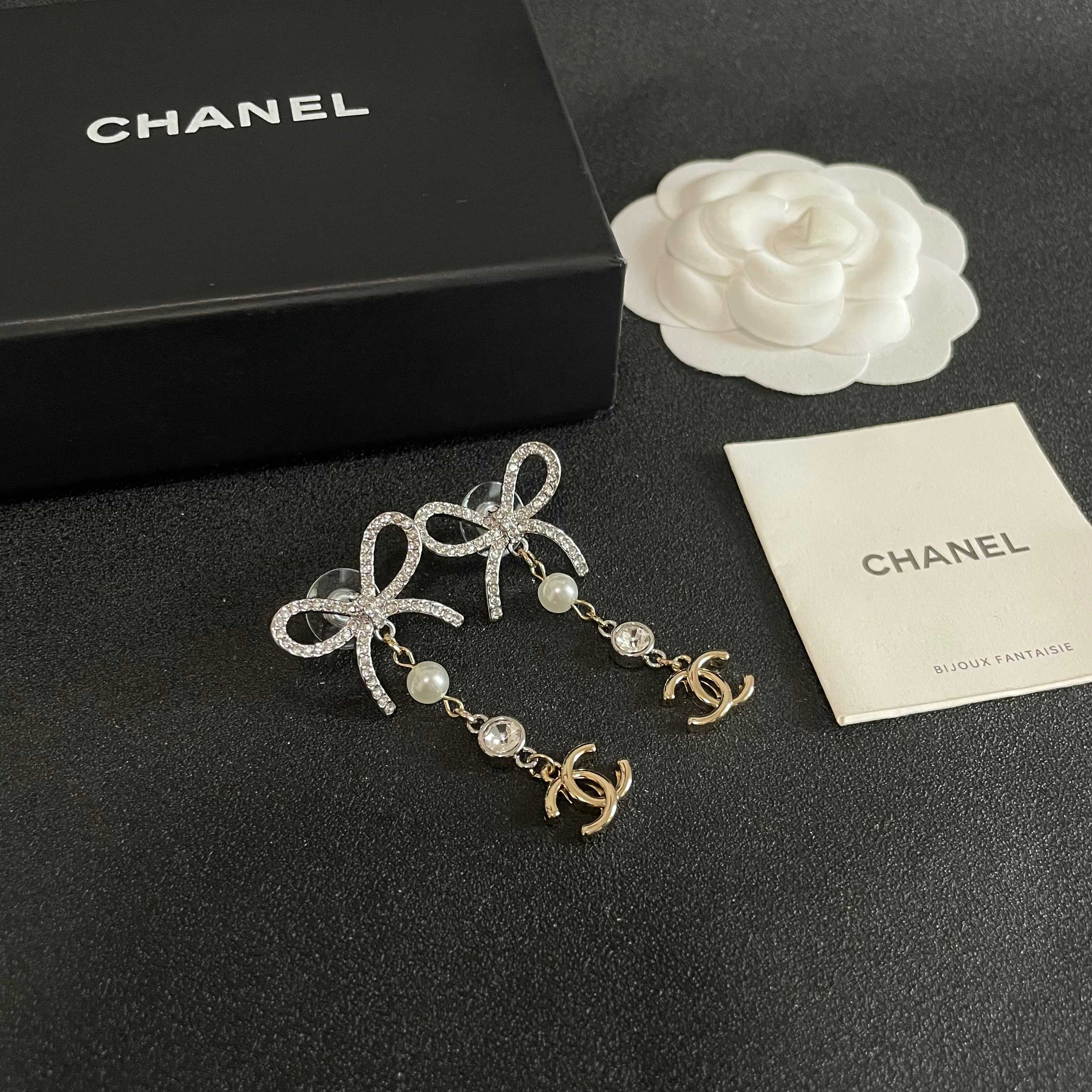 Chanel香奈儿 中古 双C耳钉👀小香家的款式真心无需多介绍😘🎶每一款都超好看，精致大方，非常显气质