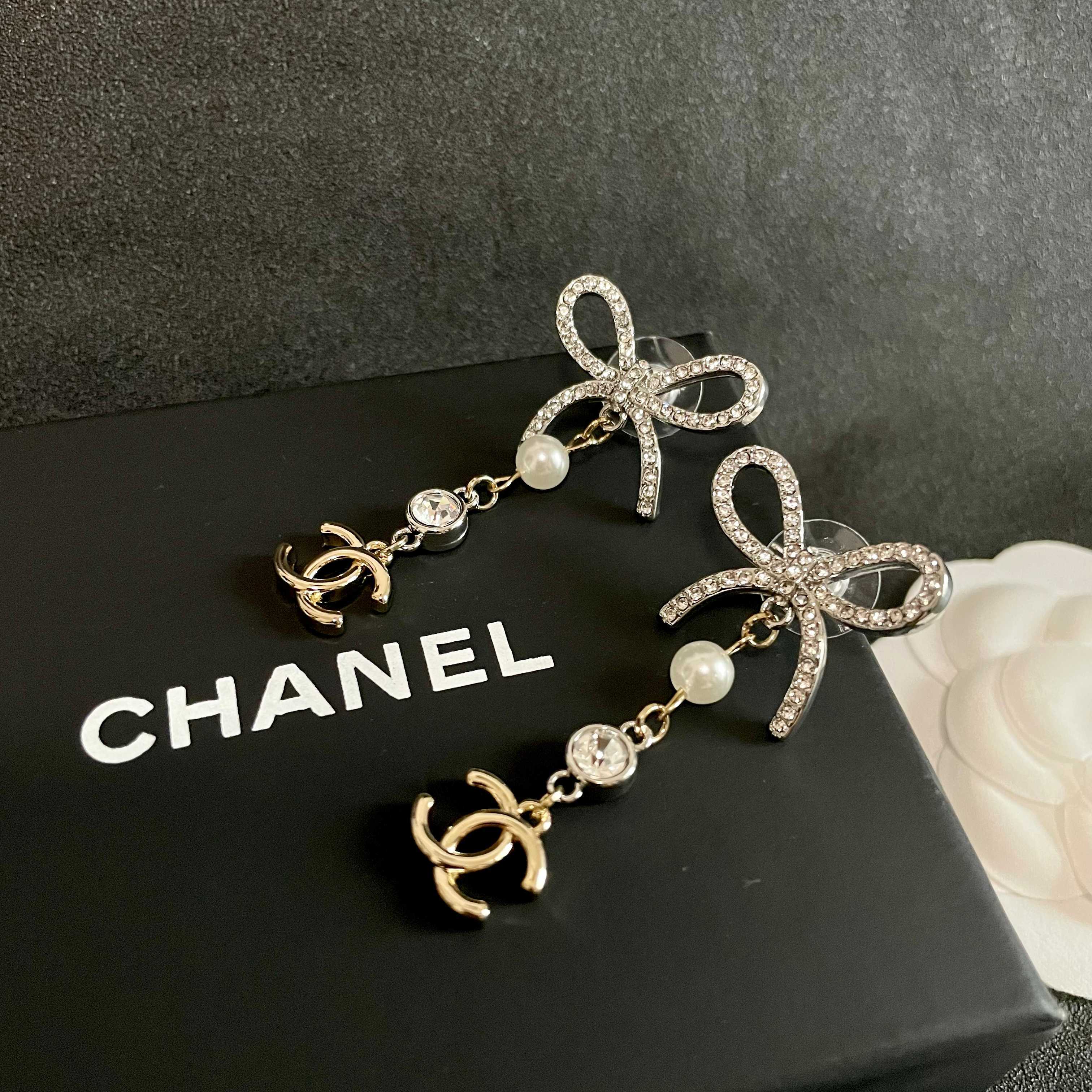 Chanel香奈儿 中古 双C耳钉👀小香家的款式真心无需多介绍😘🎶每一款都超好看，精致大方，非常显气质