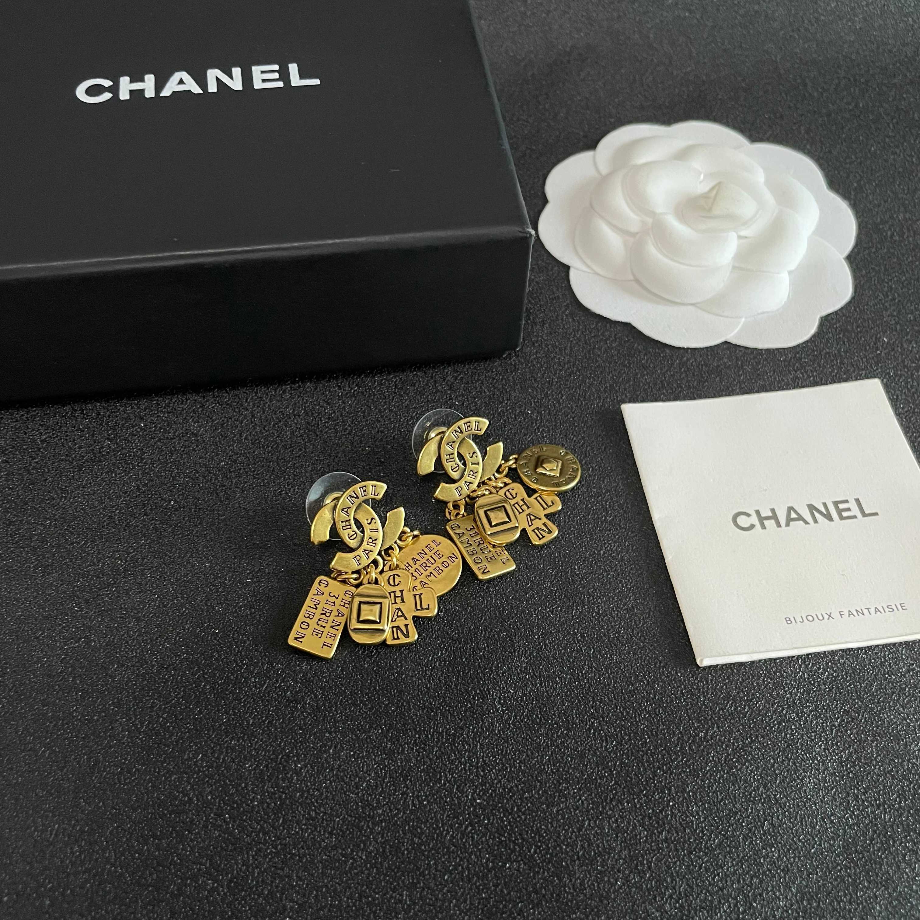 Chanel香奈儿 中古 双C耳钉👀小香家的款式真心无需多介绍😘🎶每一款都超好看，精致大方，非常显气质