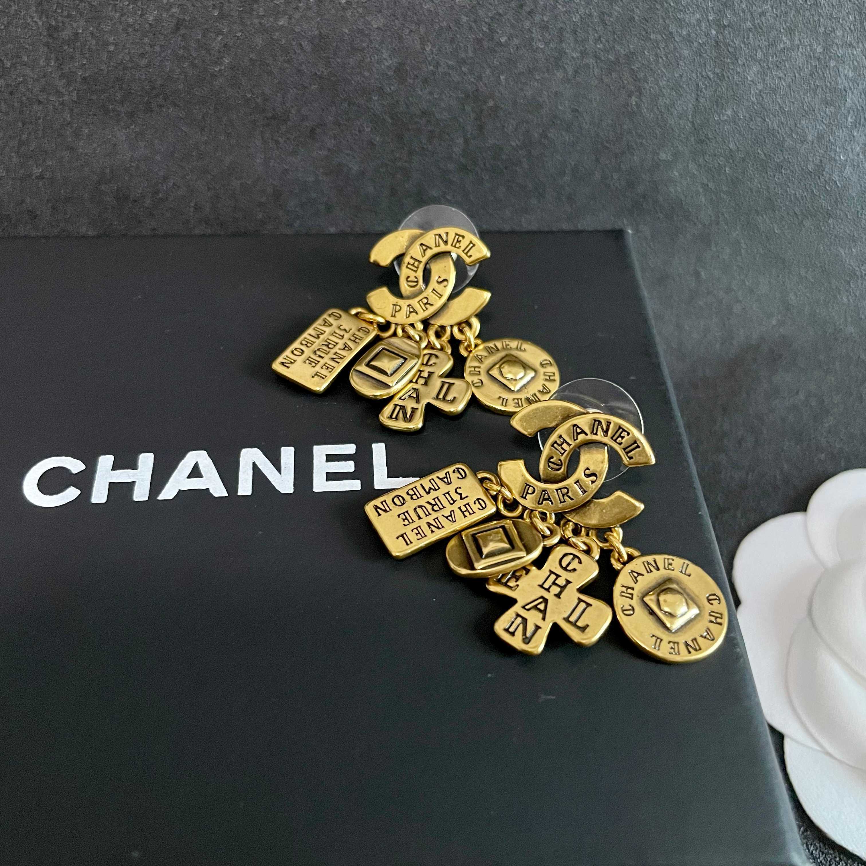 Chanel香奈儿 中古 双C耳钉👀小香家的款式真心无需多介绍😘🎶每一款都超好看，精致大方，非常显气质