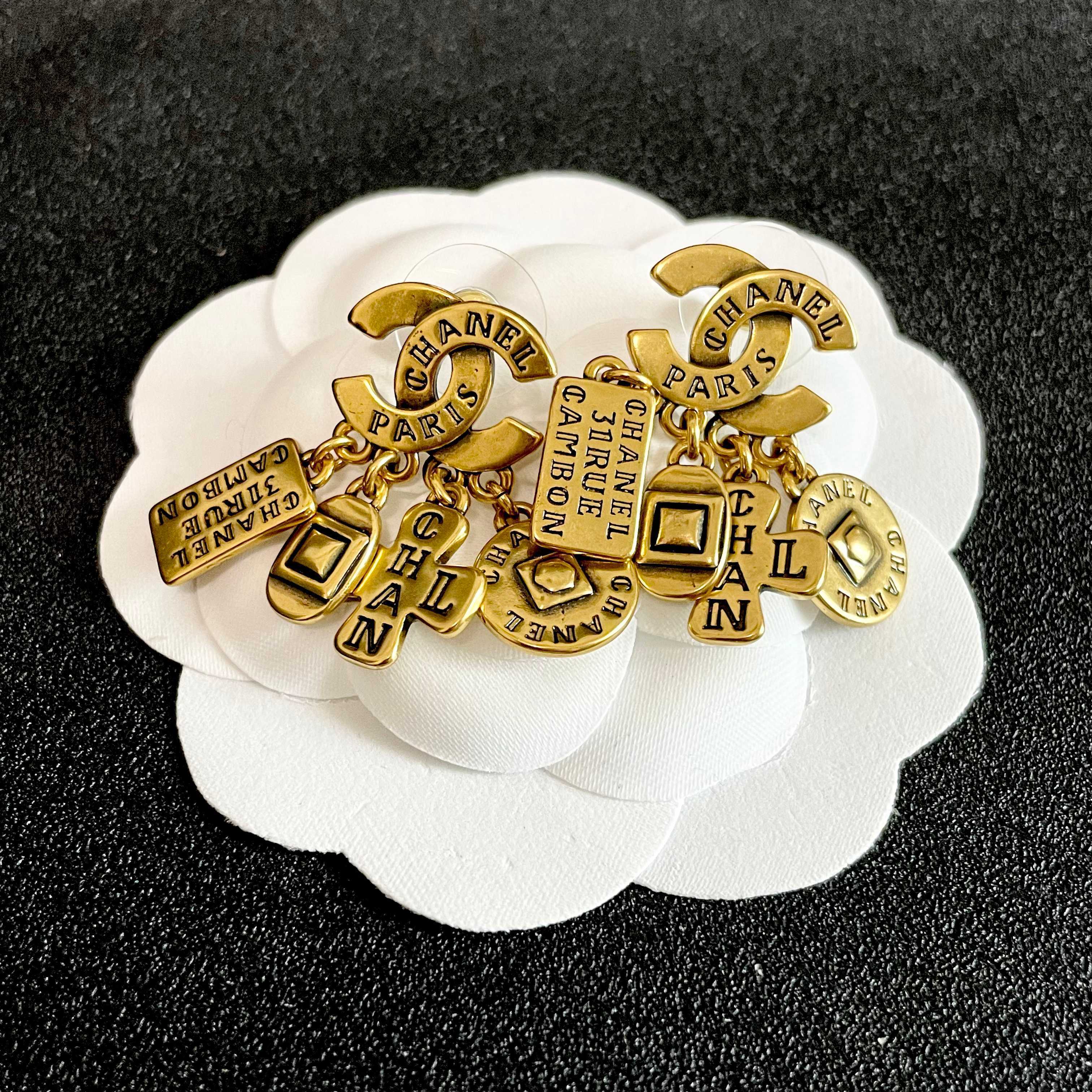 Chanel香奈儿 中古 双C耳钉👀小香家的款式真心无需多介绍😘🎶每一款都超好看，精致大方，非常显气质