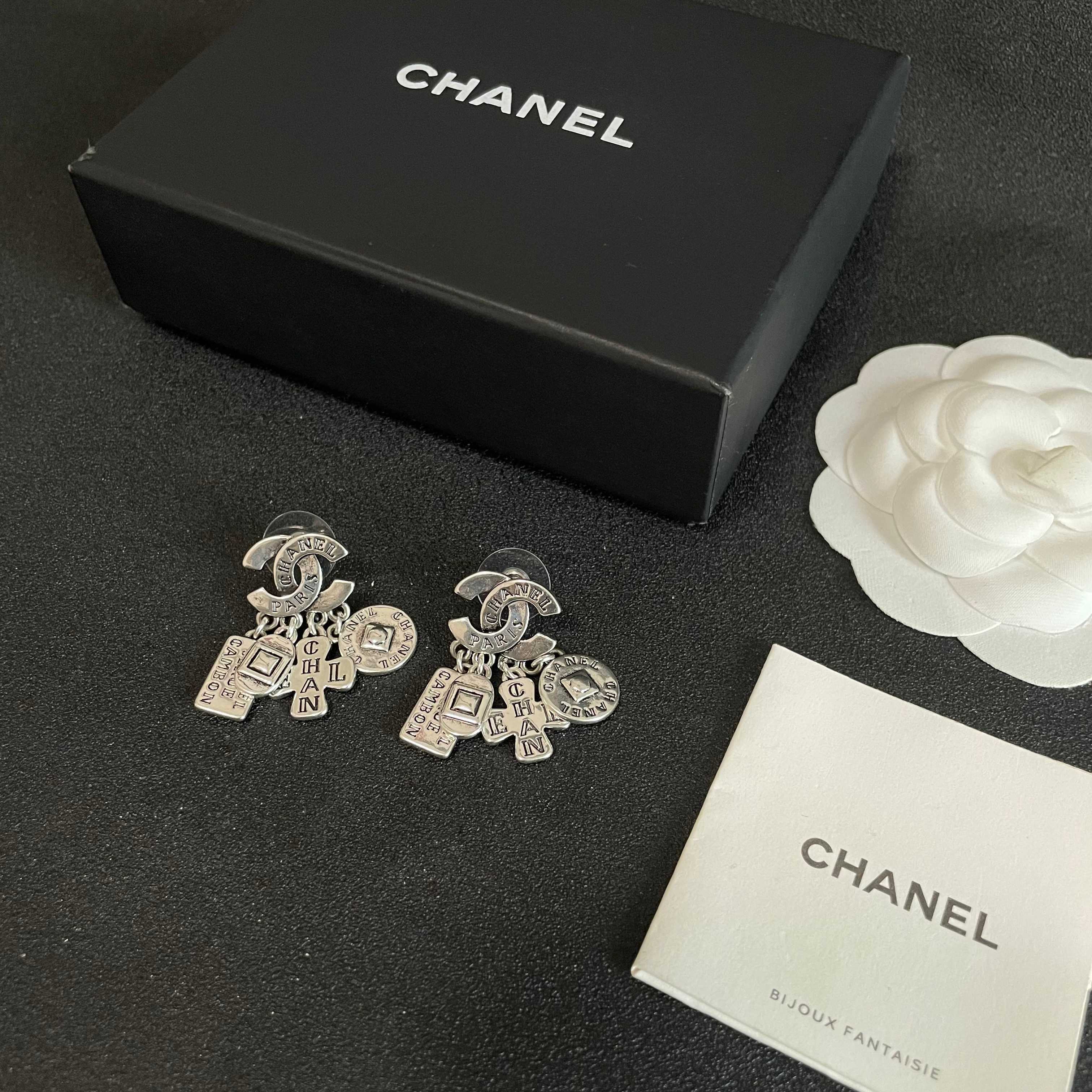Chanel香奈儿 中古 双C耳钉👀小香家的款式真心无需多介绍😘🎶每一款都超好看，精致大方，非常显气质