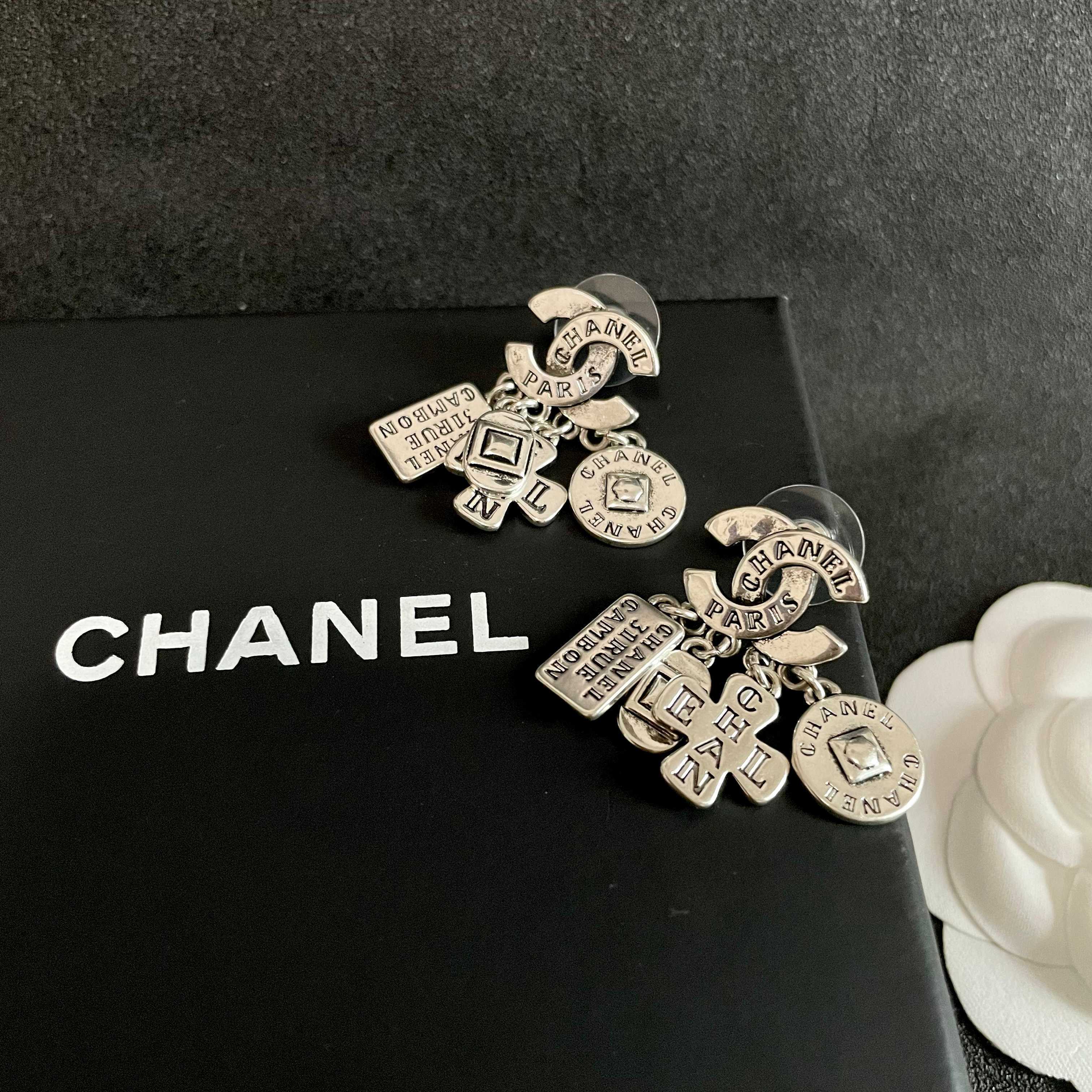 Chanel香奈儿 中古 双C耳钉👀小香家的款式真心无需多介绍😘🎶每一款都超好看，精致大方，非常显气质