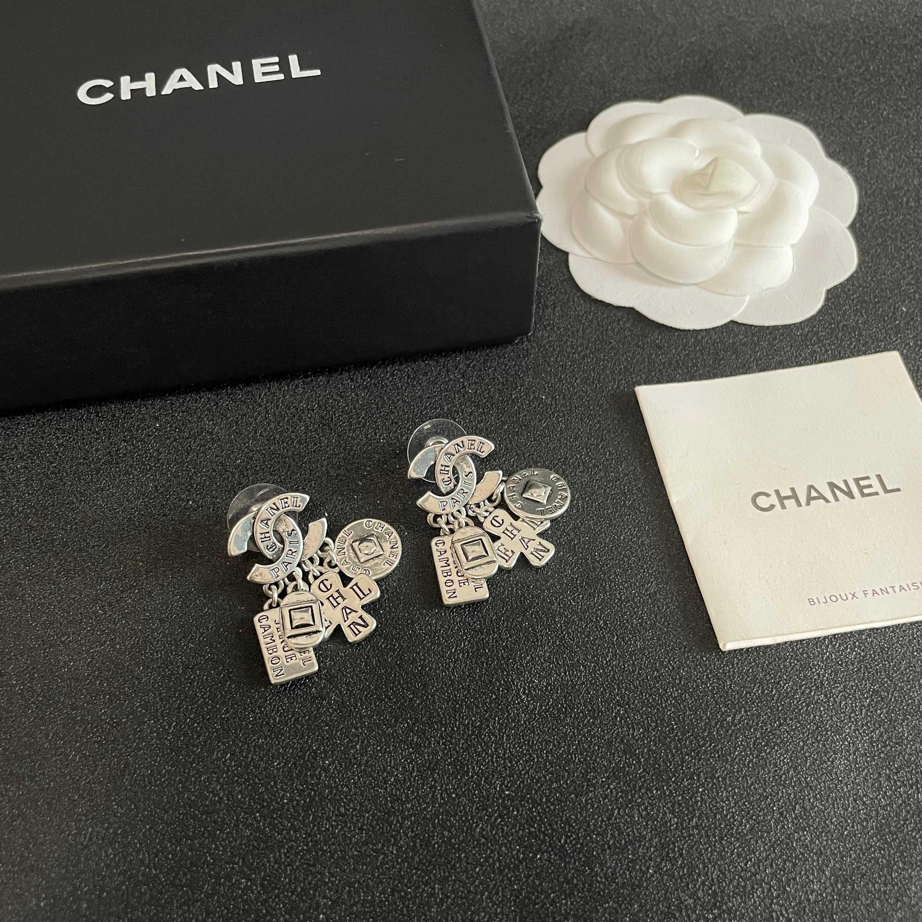 Chanel香奈儿 中古 双C耳钉👀小香家的款式真心无需多介绍😘🎶每一款都超好看，精致大方，非常显气质