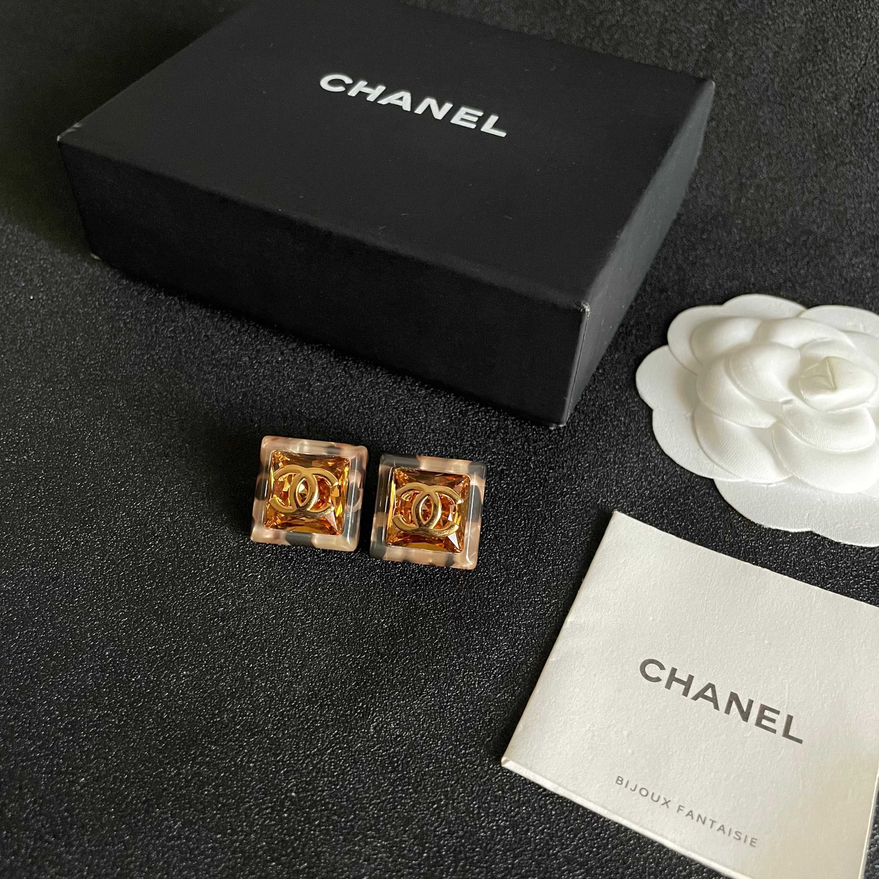 Chanel香奈儿 中古 双C耳钉👀原版复刻logo 小香家的款式真心无需多介绍😘🎶每一款都超好看，精致