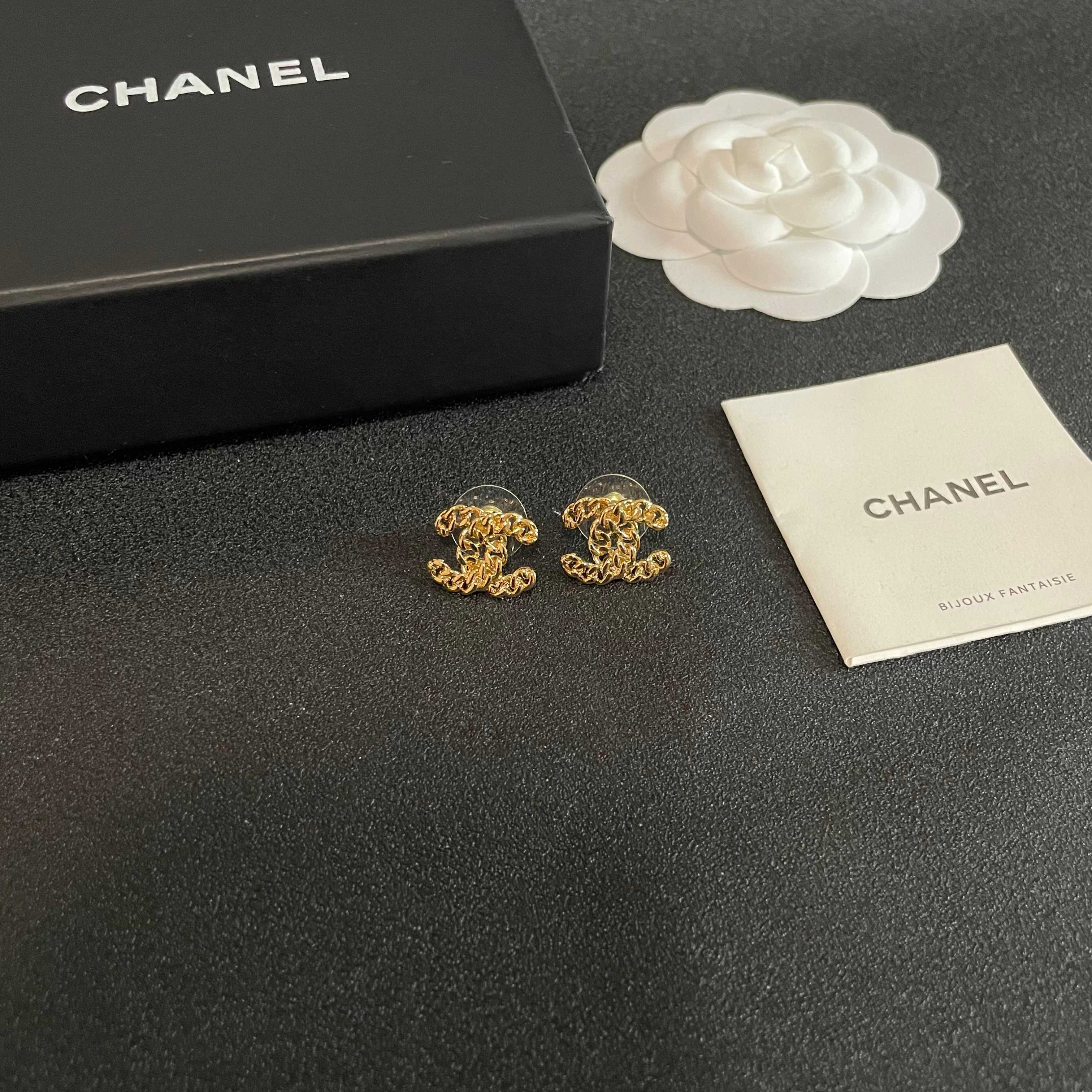 Chanel香奈儿 中古 双C耳钉👀原版复刻logo 小香家的款式真心无需多介绍😘🎶每一款都超好看，精致