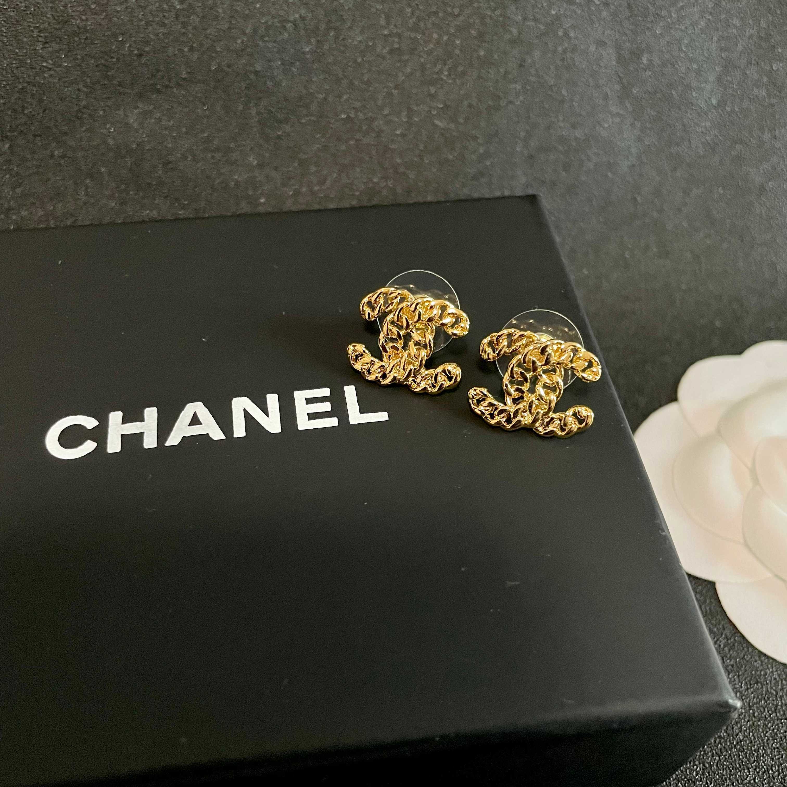 Chanel香奈儿 中古 双C耳钉👀原版复刻logo 小香家的款式真心无需多介绍😘🎶每一款都超好看，精致