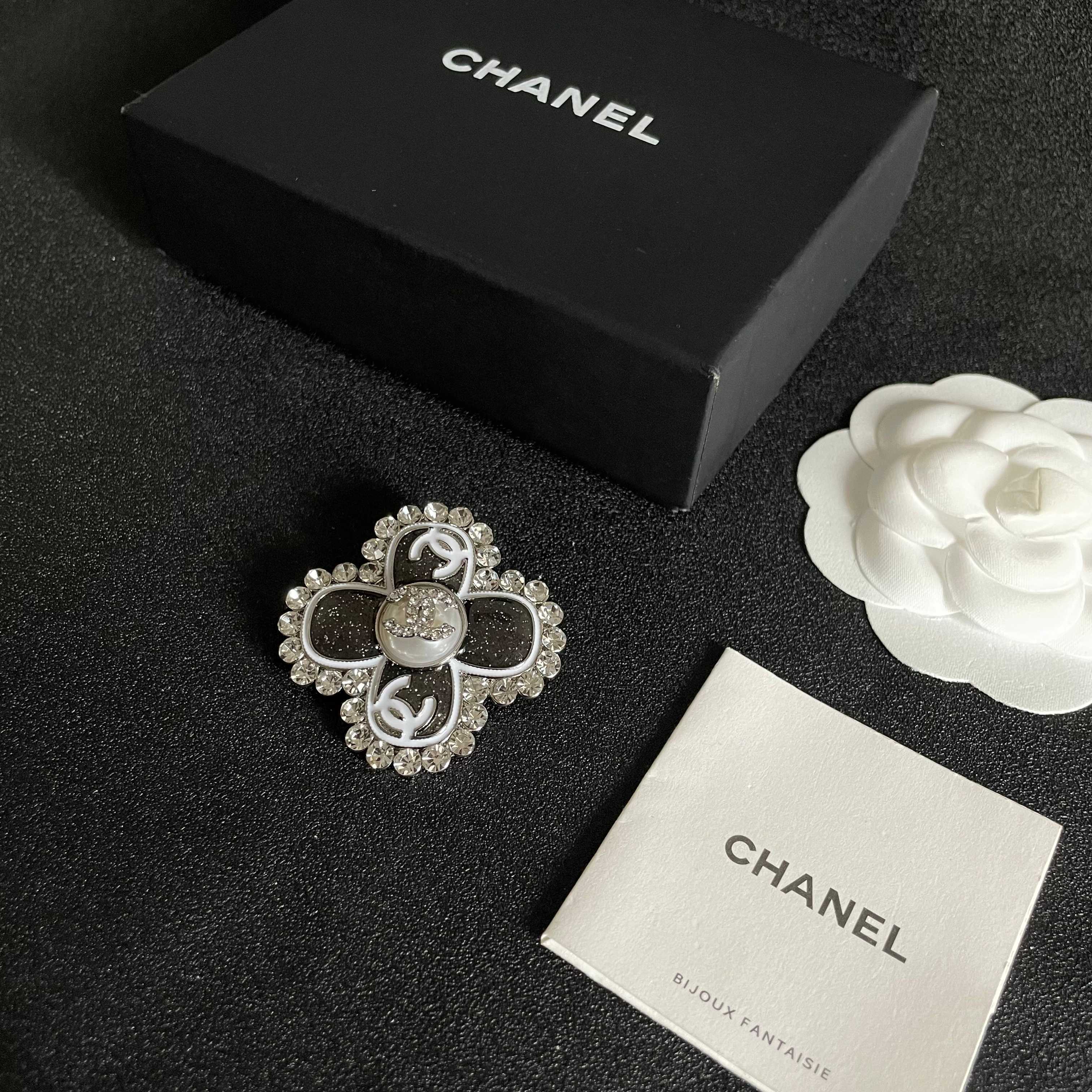 CHANEL🇫🇷小香 专柜新款同步上新香奈儿胸针，是最懂女人的饰物。那些倾注了全部心血去做自己的女人，往