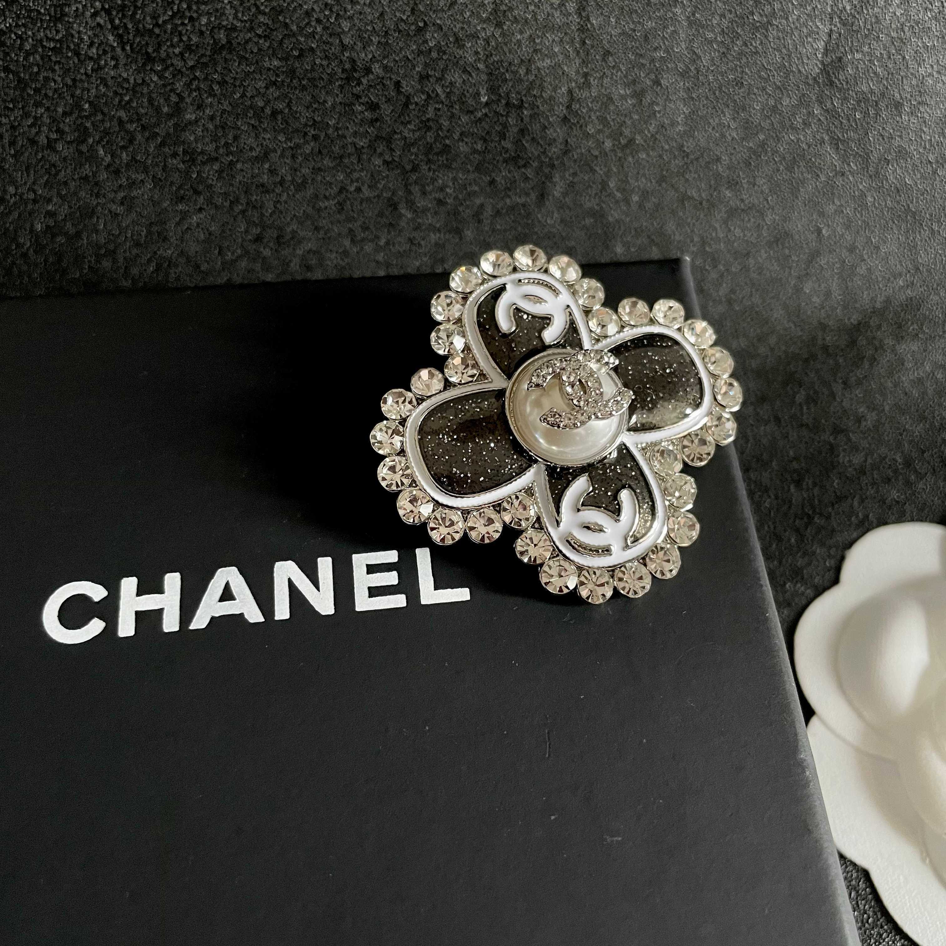 CHANEL🇫🇷小香 专柜新款同步上新香奈儿胸针，是最懂女人的饰物。那些倾注了全部心血去做自己的女人，往