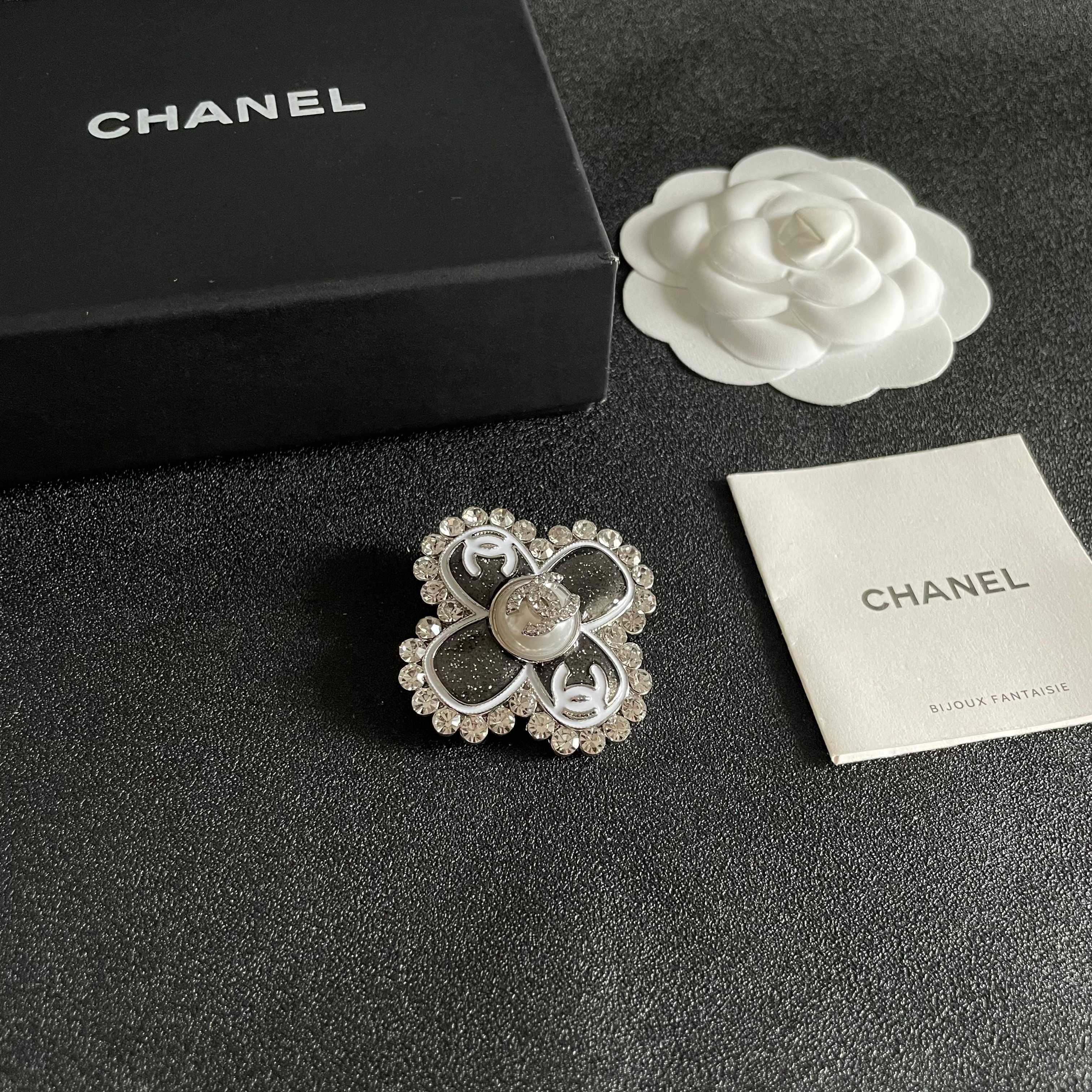 CHANEL🇫🇷小香 专柜新款同步上新香奈儿胸针，是最懂女人的饰物。那些倾注了全部心血去做自己的女人，往