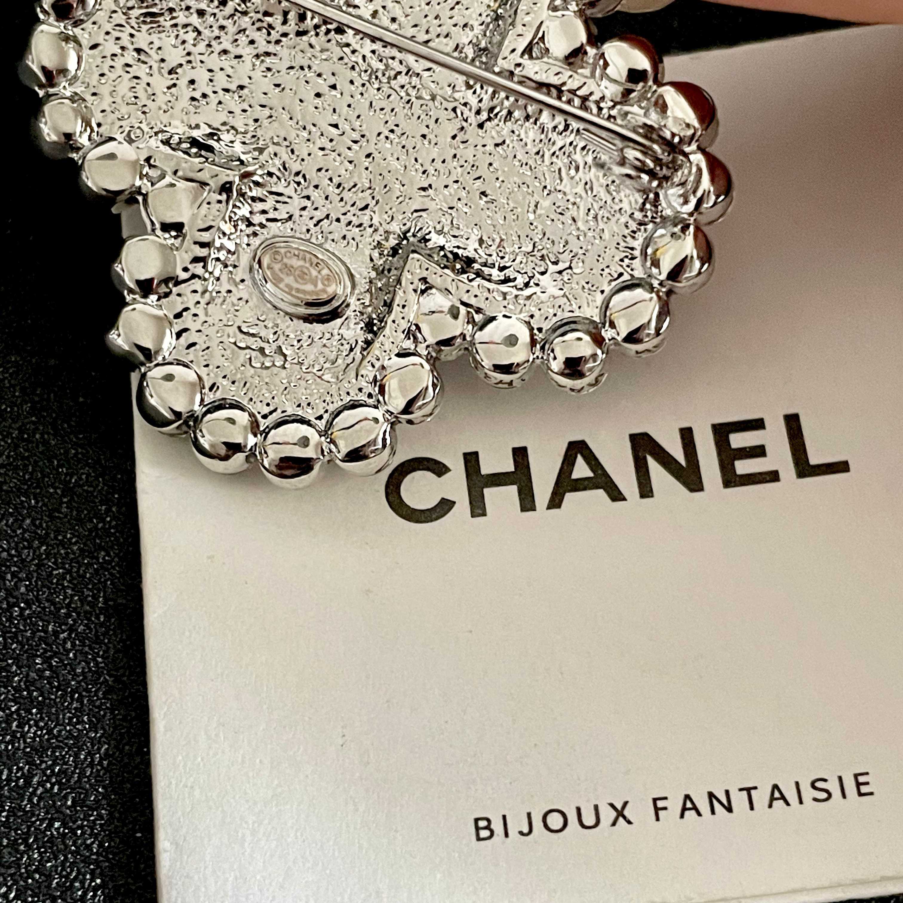CHANEL🇫🇷小香 专柜新款同步上新香奈儿胸针，是最懂女人的饰物。那些倾注了全部心血去做自己的女人，往