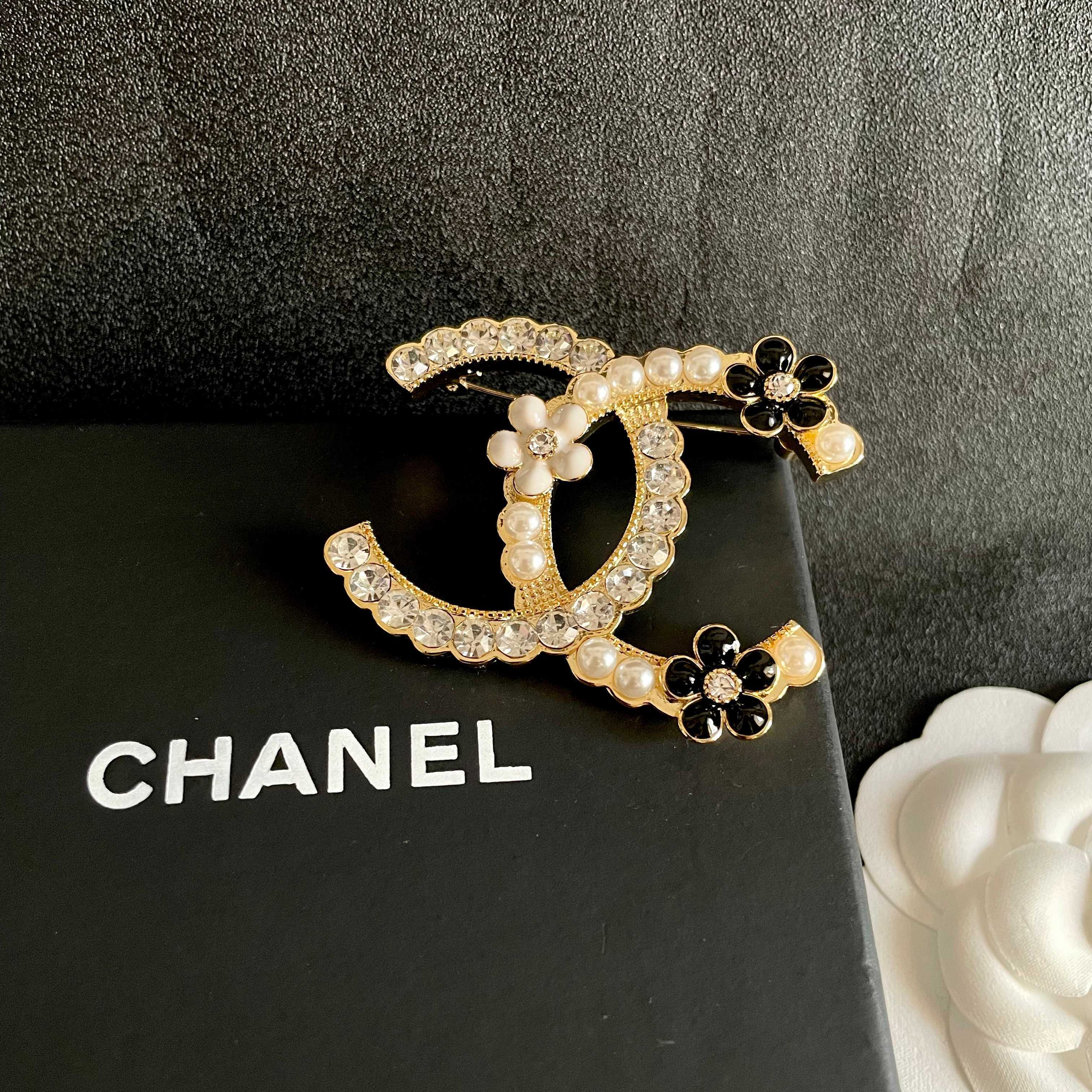 CHANEL小香 专柜最新款同步上新香奈儿最新款胸针 胸针，是最懂女人的饰物。那些倾注了全部心血去做自己