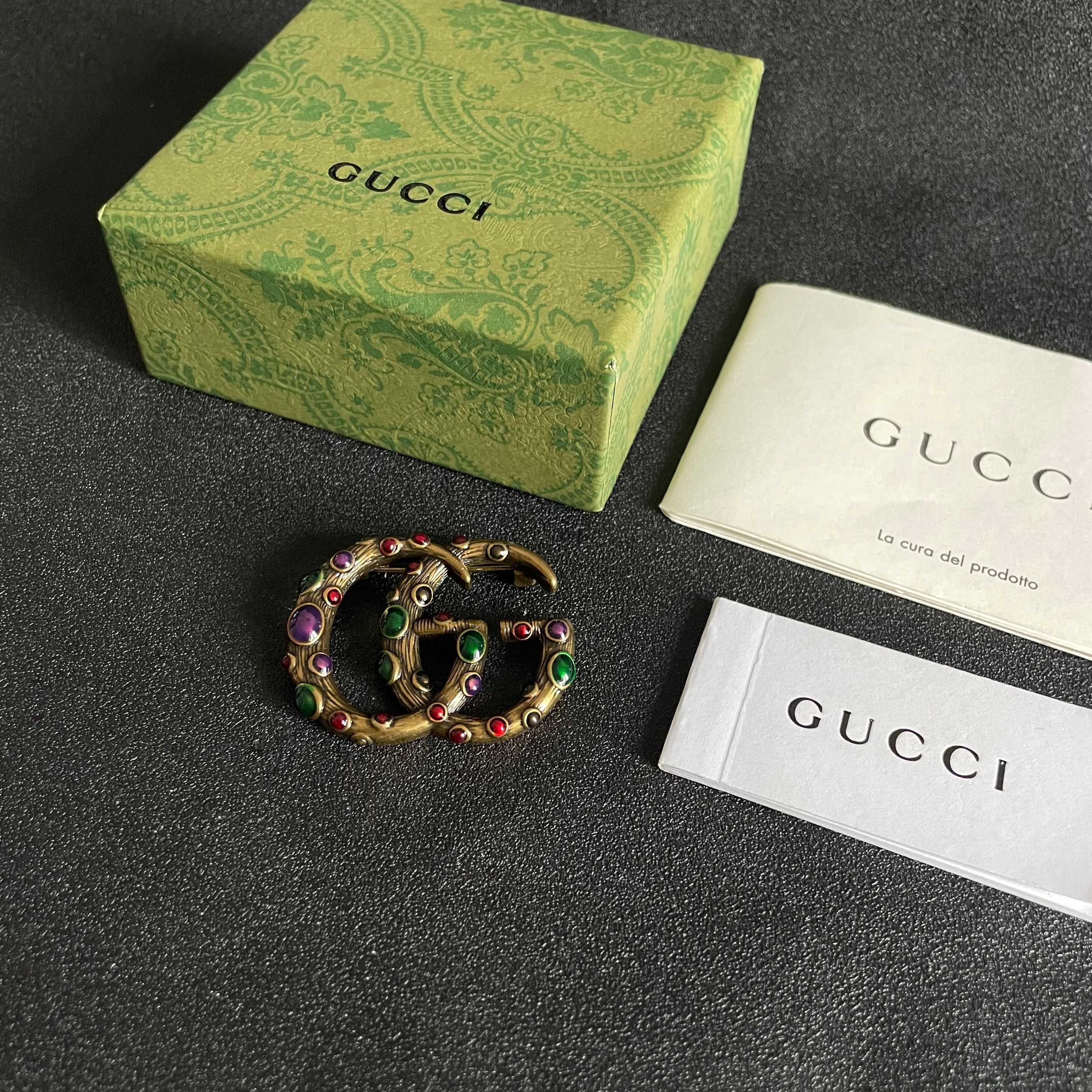 💄古驰Gucci专柜新款同步上新胸针，是最懂女人的饰物。那些倾注了全部心血去做自己的女人，往往更珍惜胸针