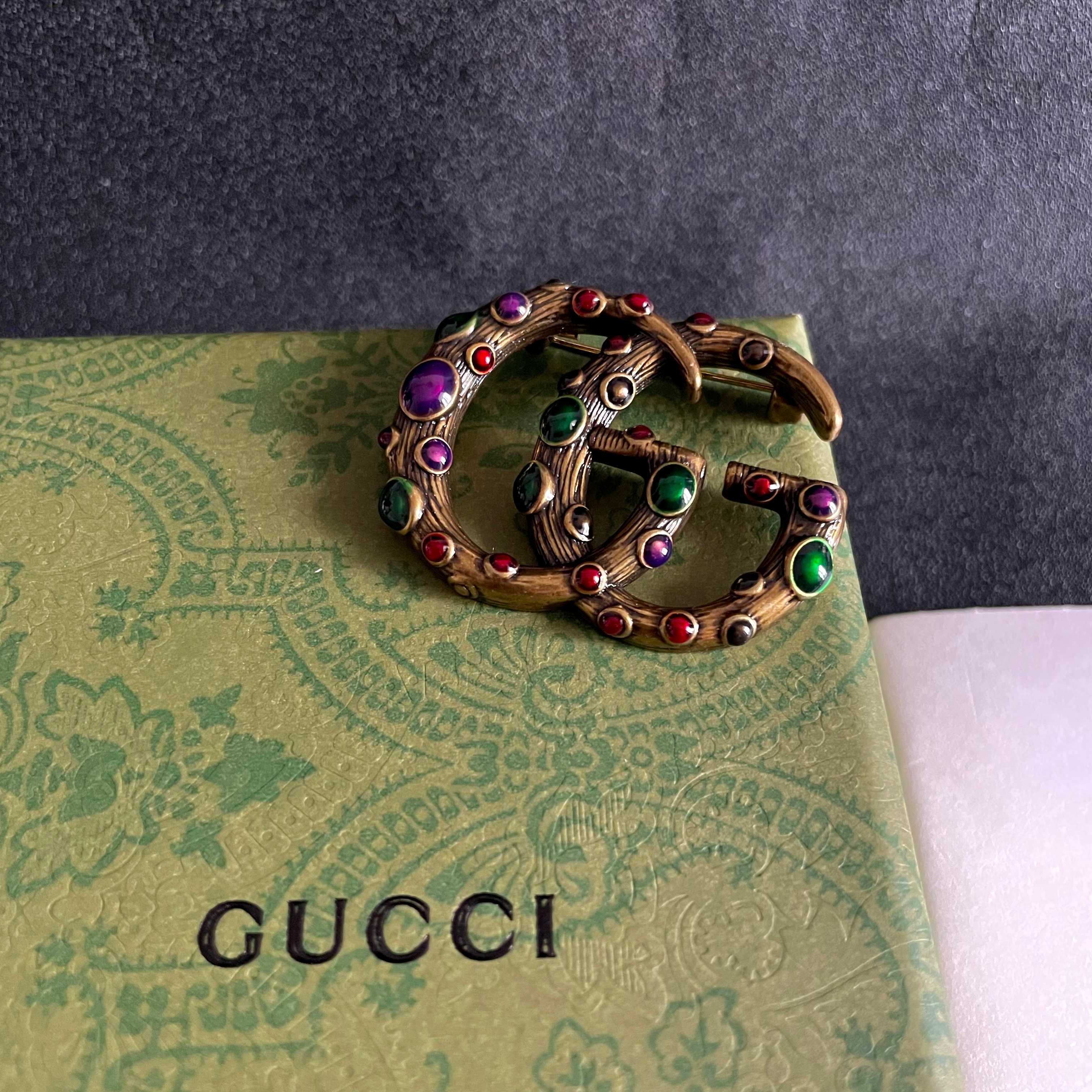 💄古驰Gucci专柜新款同步上新胸针，是最懂女人的饰物。那些倾注了全部心血去做自己的女人，往往更珍惜胸针