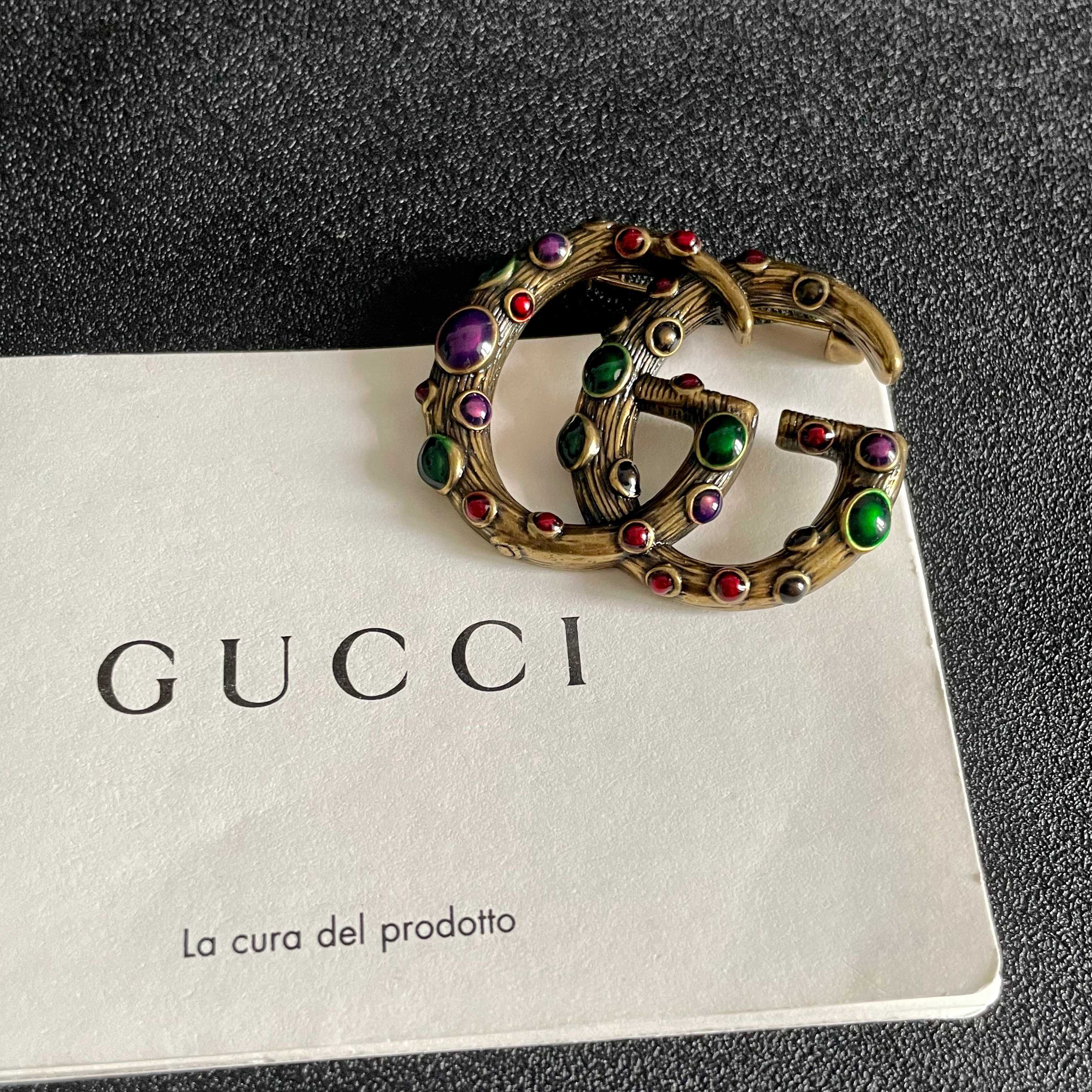 💄古驰Gucci专柜新款同步上新胸针，是最懂女人的饰物。那些倾注了全部心血去做自己的女人，往往更珍惜胸针