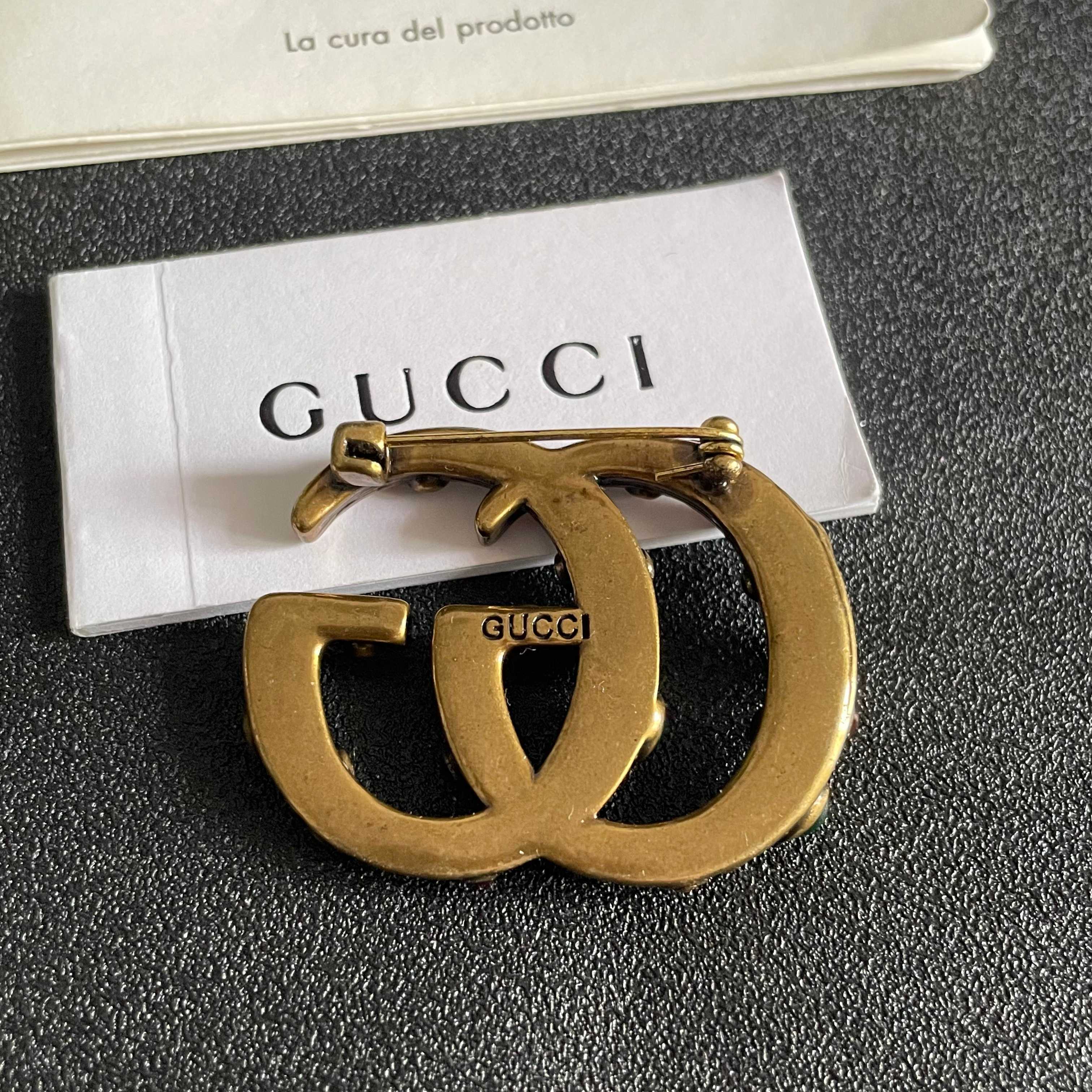 💄古驰Gucci专柜新款同步上新胸针，是最懂女人的饰物。那些倾注了全部心血去做自己的女人，往往更珍惜胸针