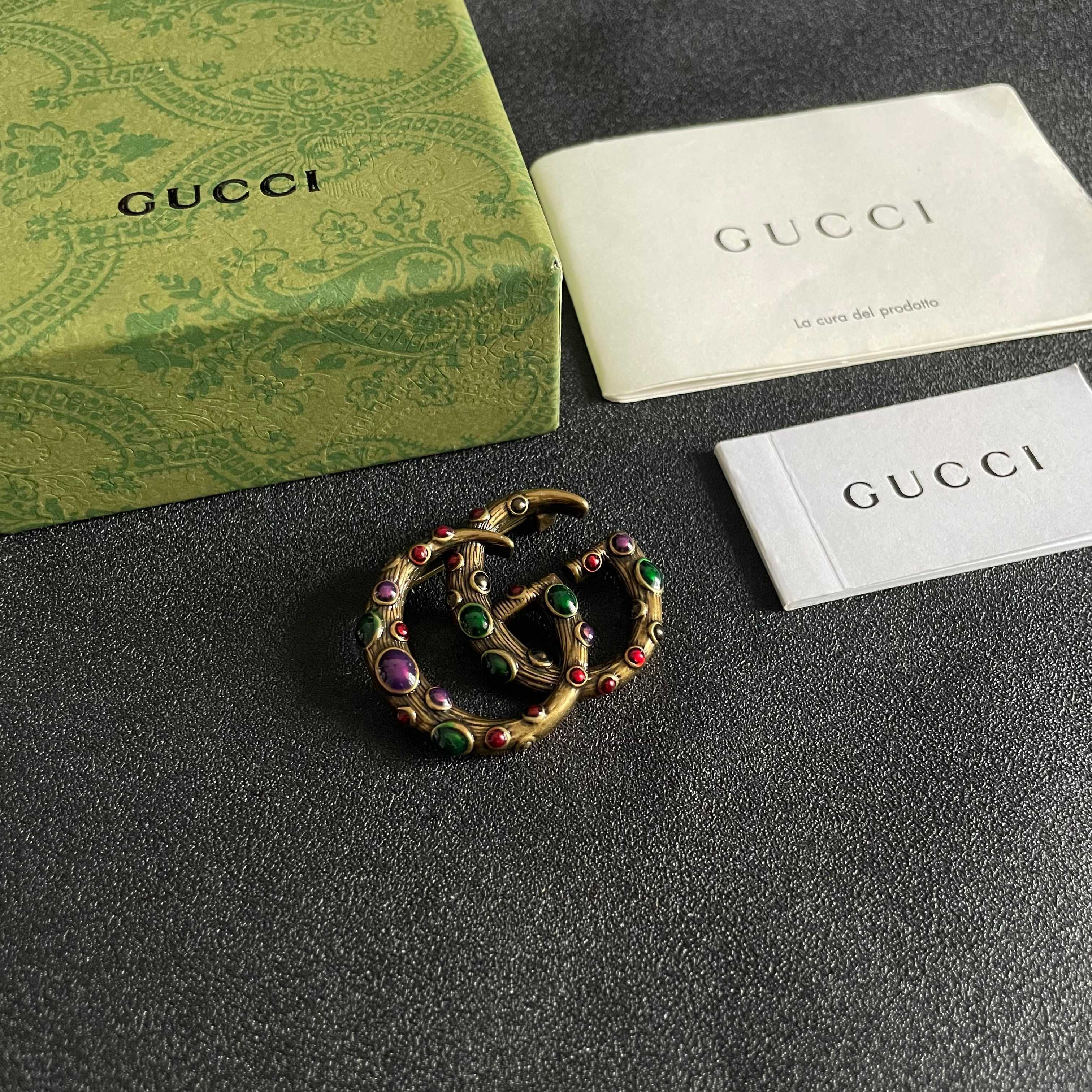 💄古驰Gucci专柜新款同步上新胸针，是最懂女人的饰物。那些倾注了全部心血去做自己的女人，往往更珍惜胸针