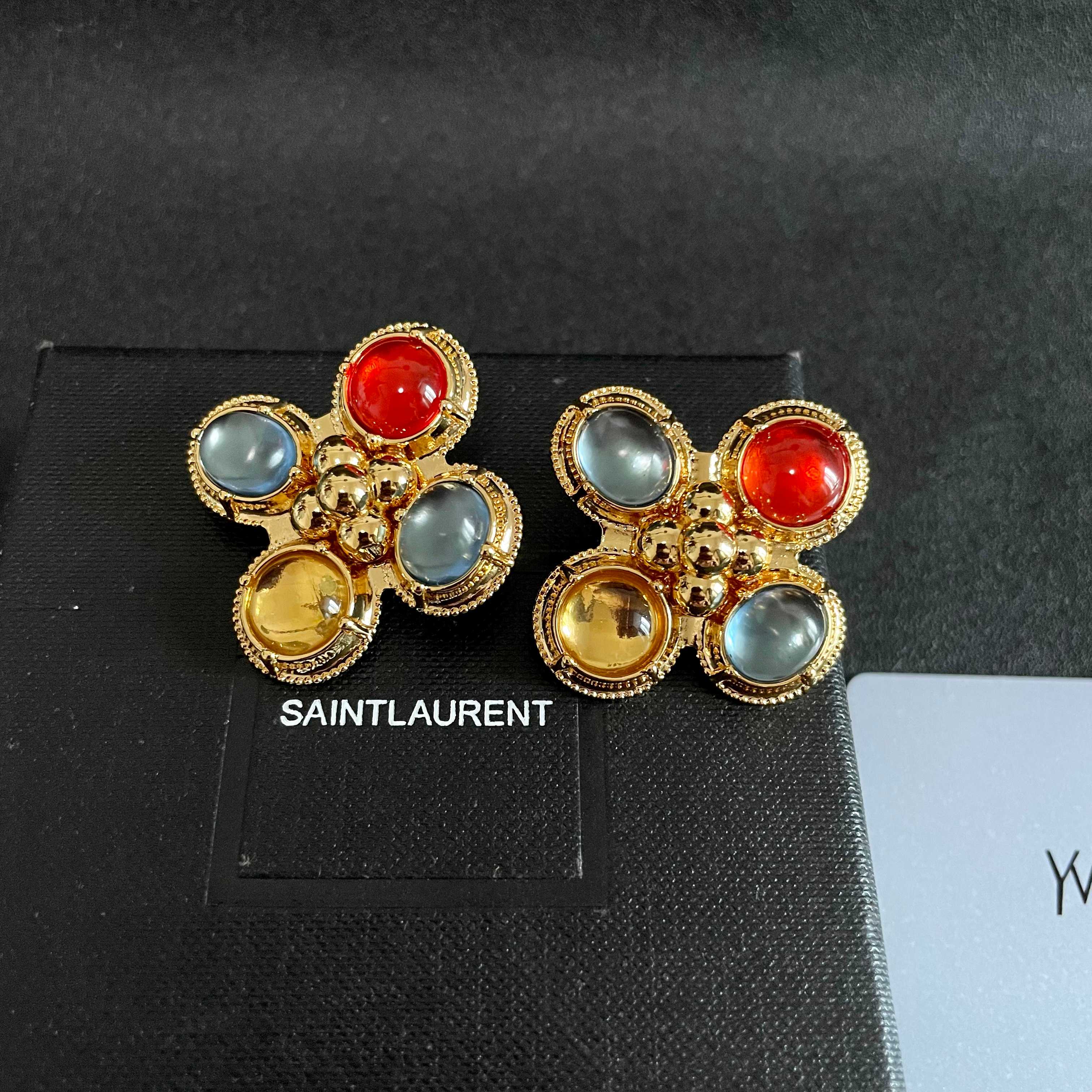 ⭕️新款YSL 圣罗兰耳钉👍原装黄铜材质 Yves Saint Laurent 创立于1961年 优雅抽