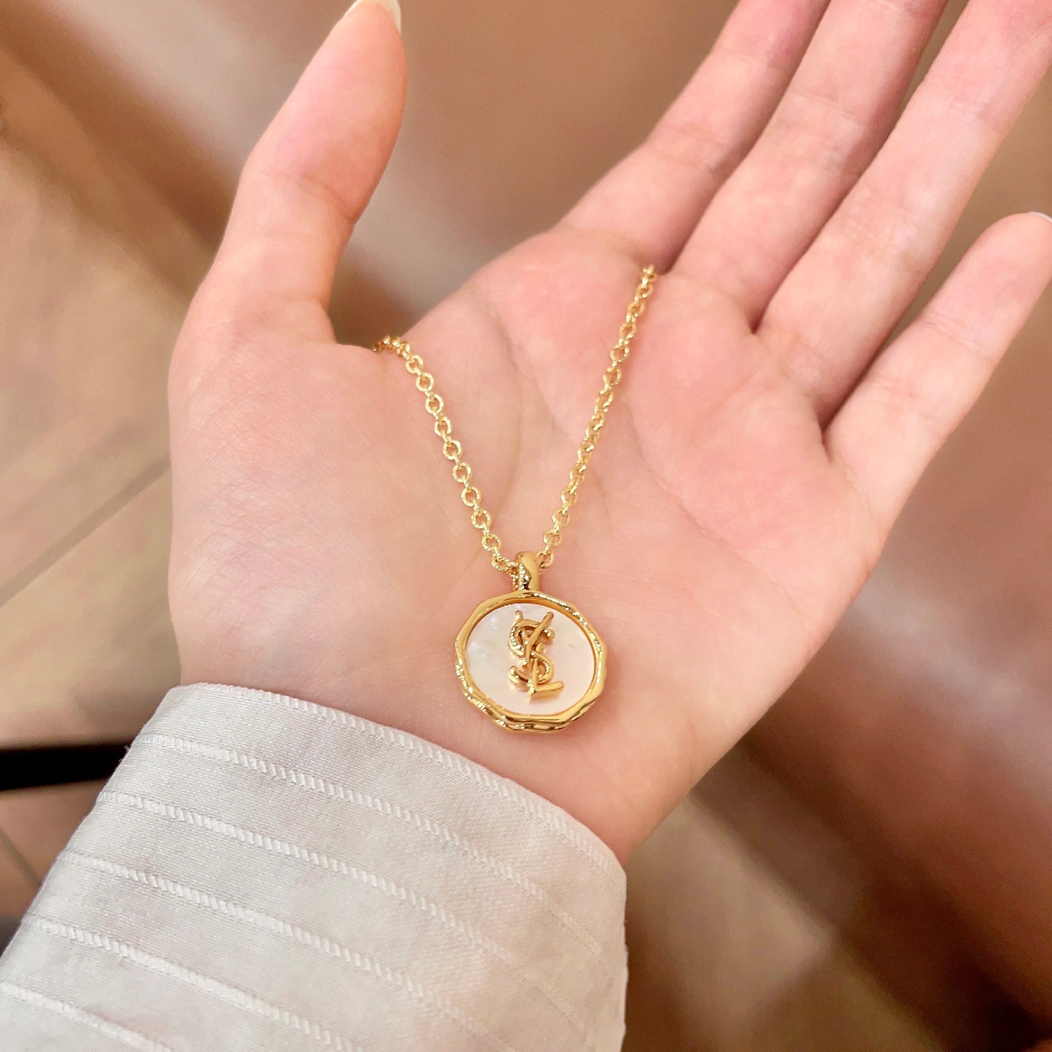 ⭕️新款YSL 圣罗兰项链👍原装黄铜材质 Yves Saint Laurent 创立于1961年 优雅抽
