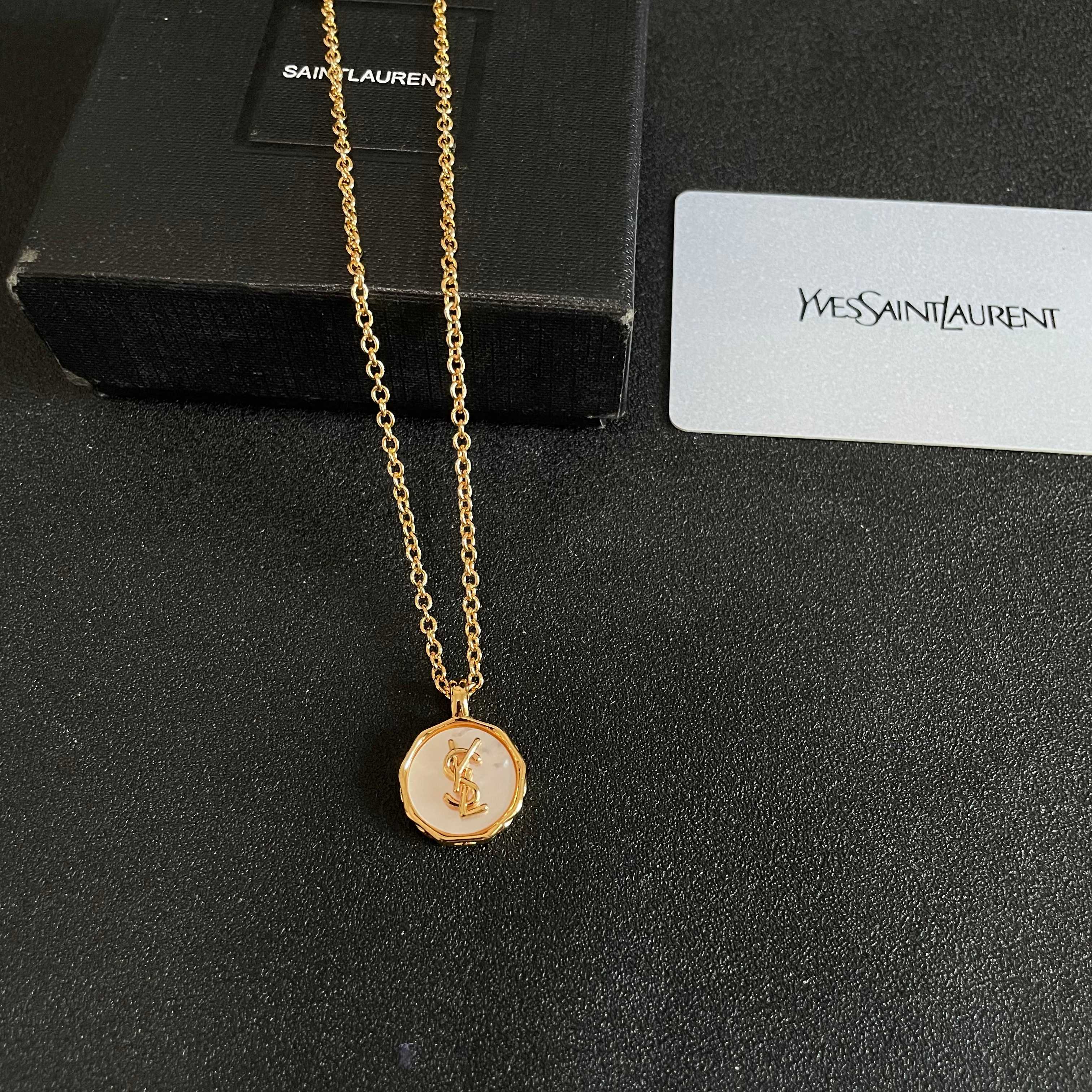⭕️新款YSL 圣罗兰项链👍原装黄铜材质 Yves Saint Laurent 创立于1961年 优雅抽
