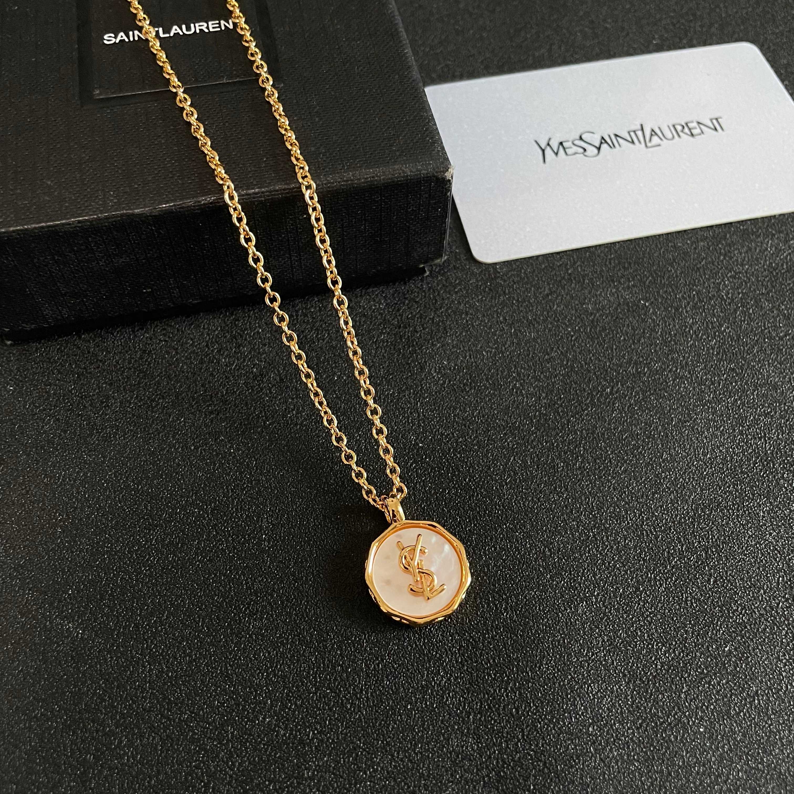 ⭕️新款YSL 圣罗兰项链👍原装黄铜材质 Yves Saint Laurent 创立于1961年 优雅抽
