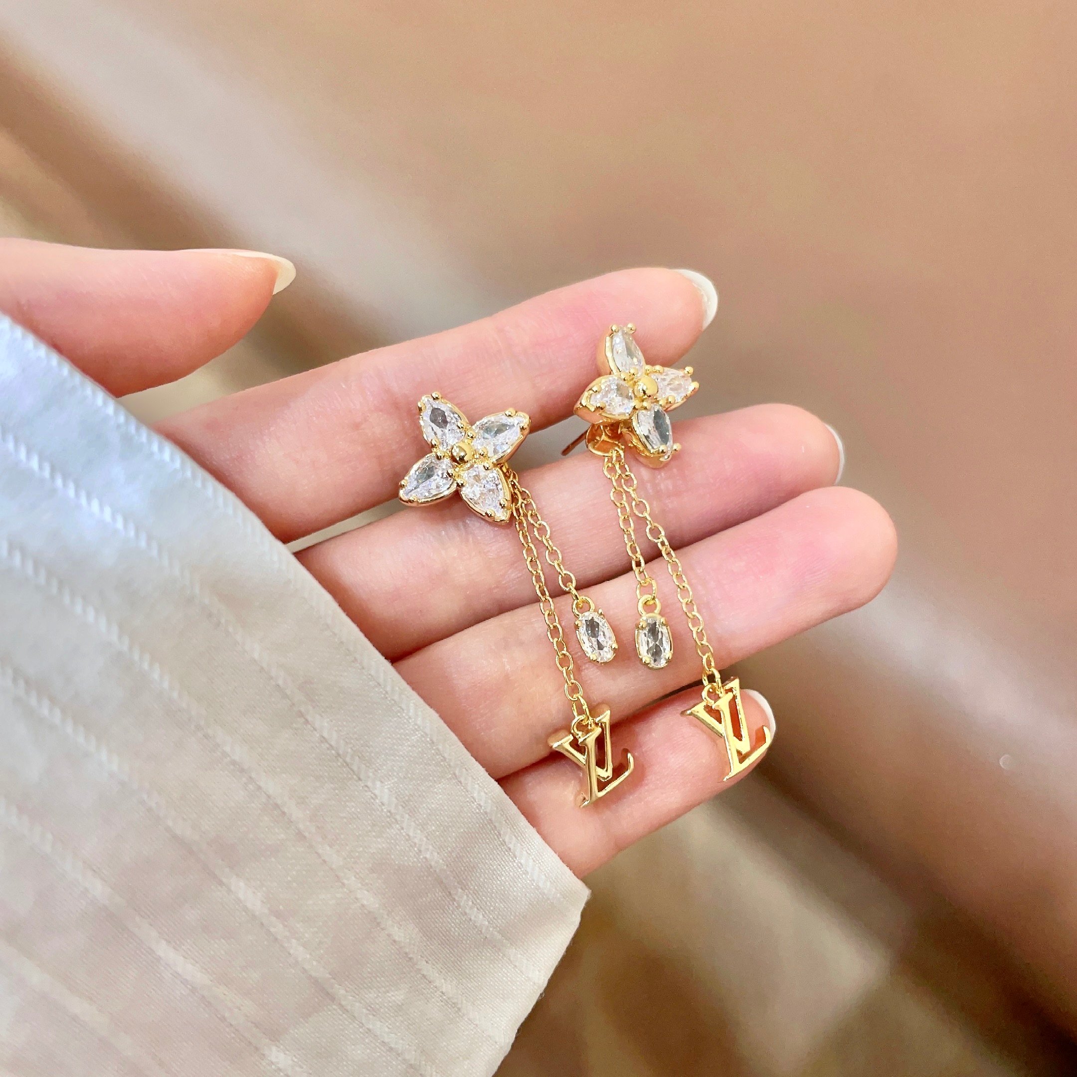 😍LV耳钉耳环🌀原版黄铜 925纯银针 实拍 设计不张扬🥰不高调却带着一种迷人的气质上身超显气质👑不能更