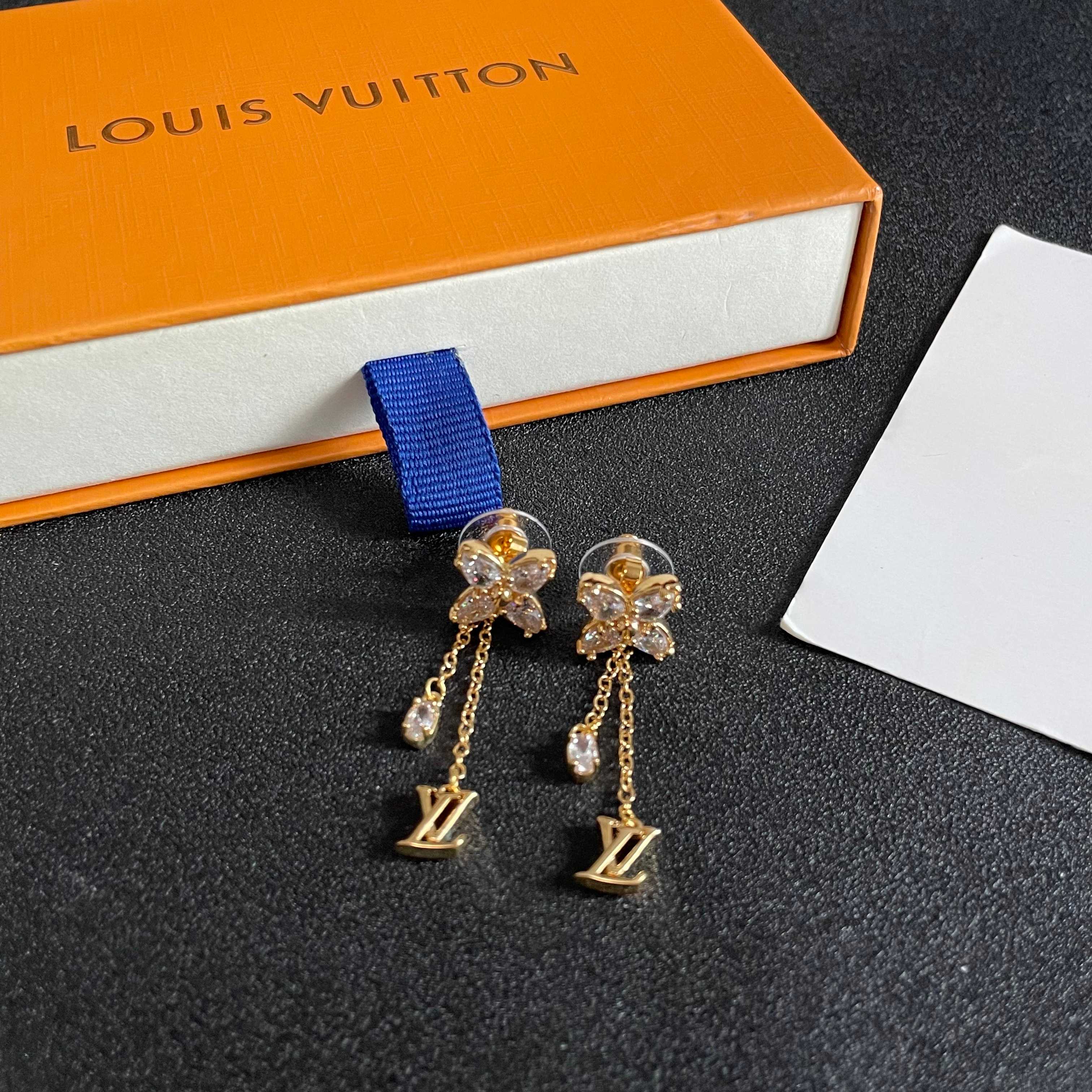 😍LV耳钉耳环🌀原版黄铜 925纯银针 实拍 设计不张扬🥰不高调却带着一种迷人的气质上身超显气质👑不能更