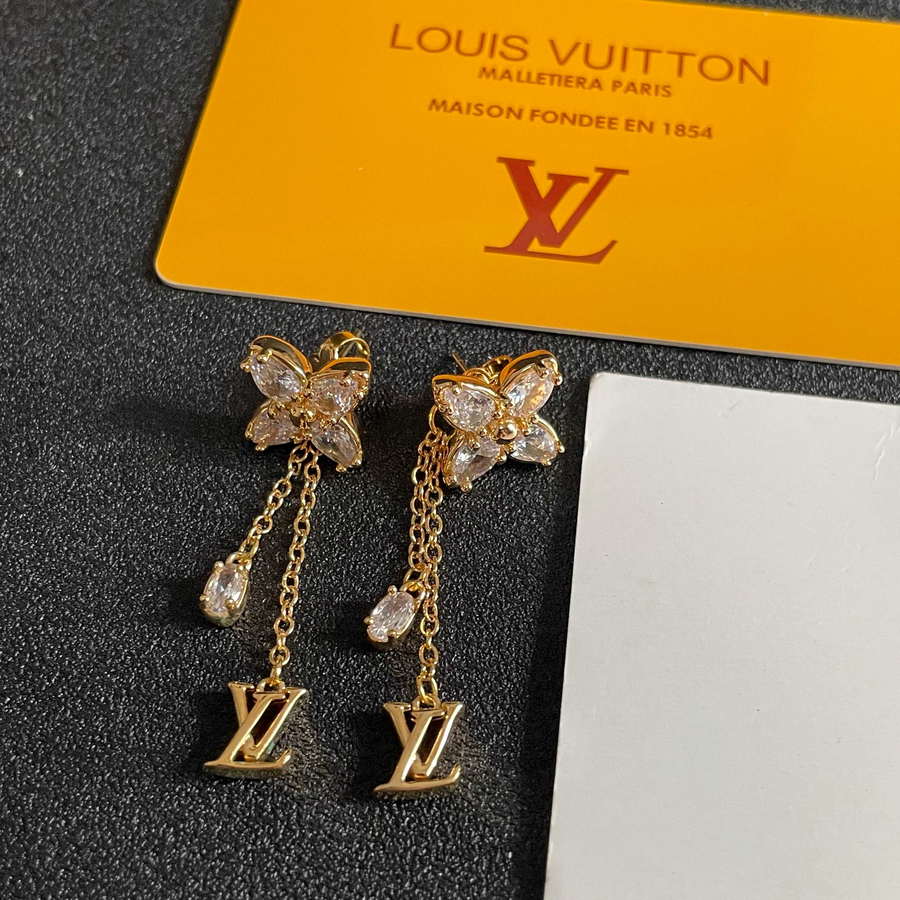 😍LV耳钉耳环🌀原版黄铜 925纯银针 实拍 设计不张扬🥰不高调却带着一种迷人的气质上身超显气质👑不能更