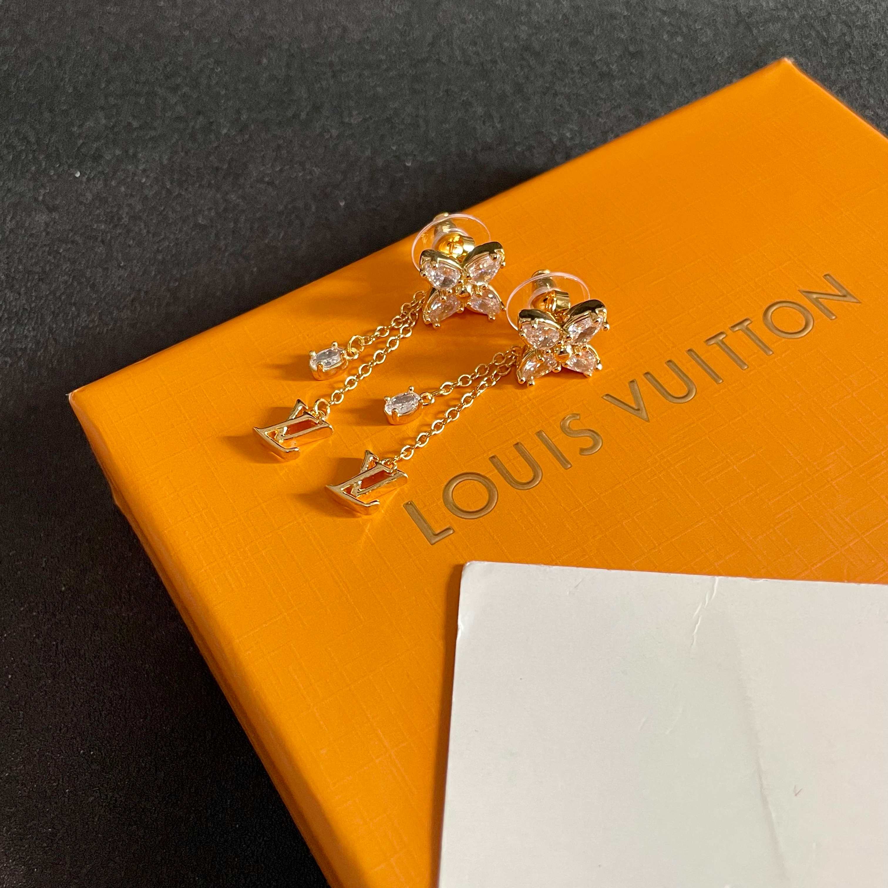 😍LV耳钉耳环🌀原版黄铜 925纯银针 实拍 设计不张扬🥰不高调却带着一种迷人的气质上身超显气质👑不能更