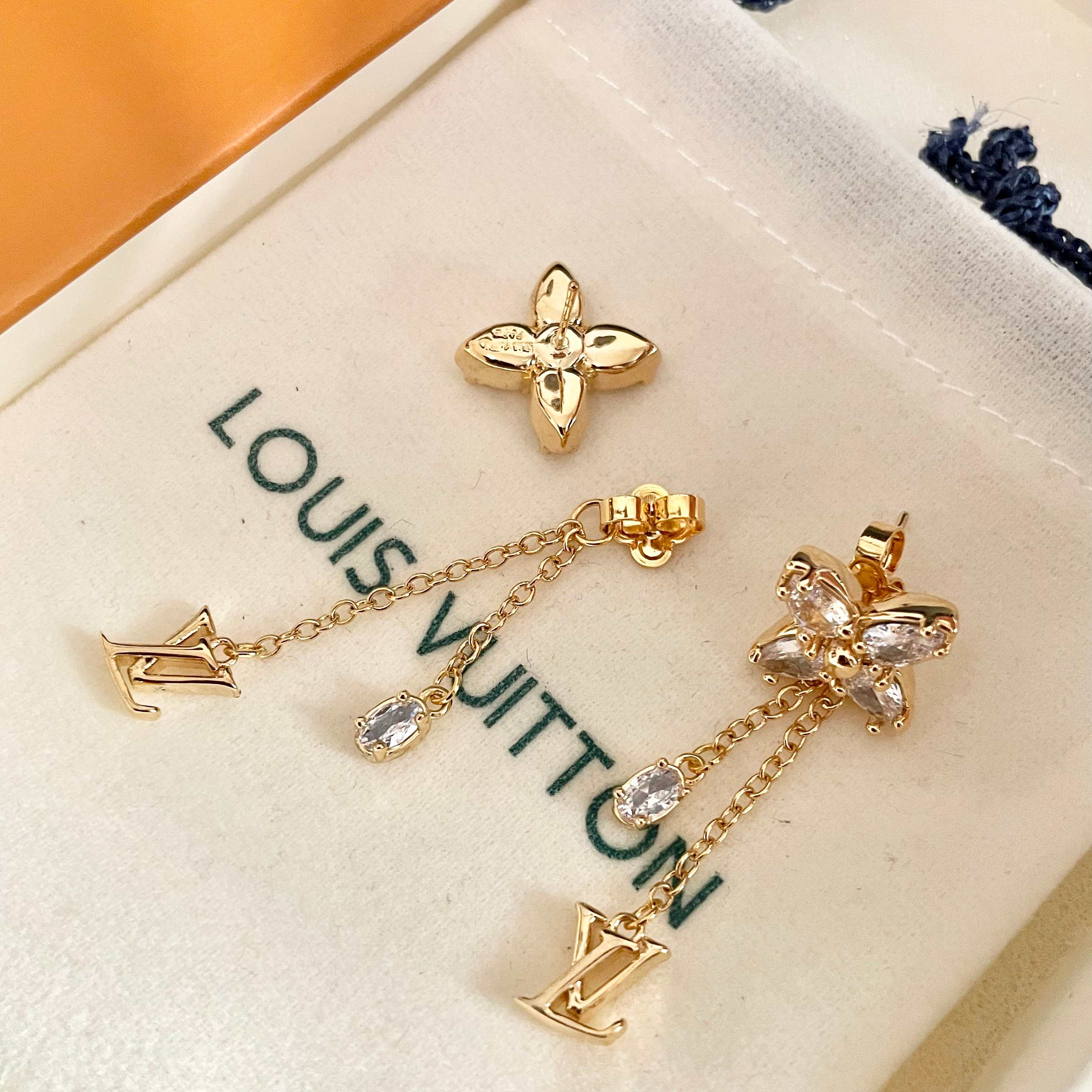 😍LV耳钉耳环🌀原版黄铜 925纯银针 实拍 设计不张扬🥰不高调却带着一种迷人的气质上身超显气质👑不能更