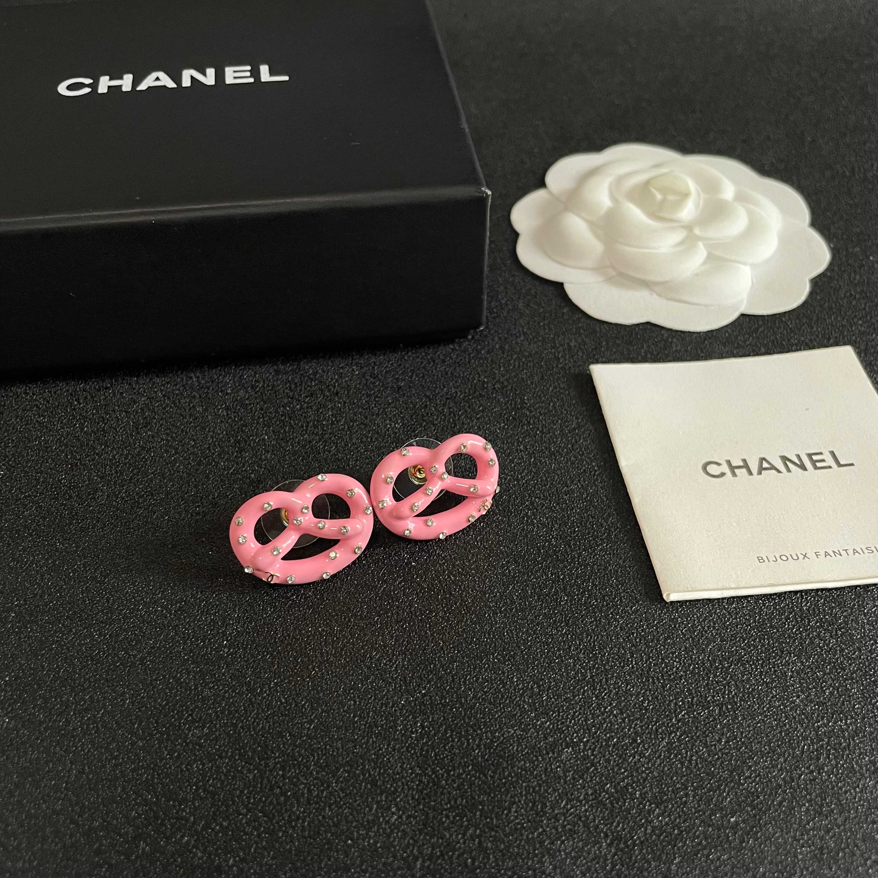 Chanel香奈儿 中古 耳钉👀小香家的款式真心无需多介绍😘🎶每一款都超好看，精致大方，非常显气质