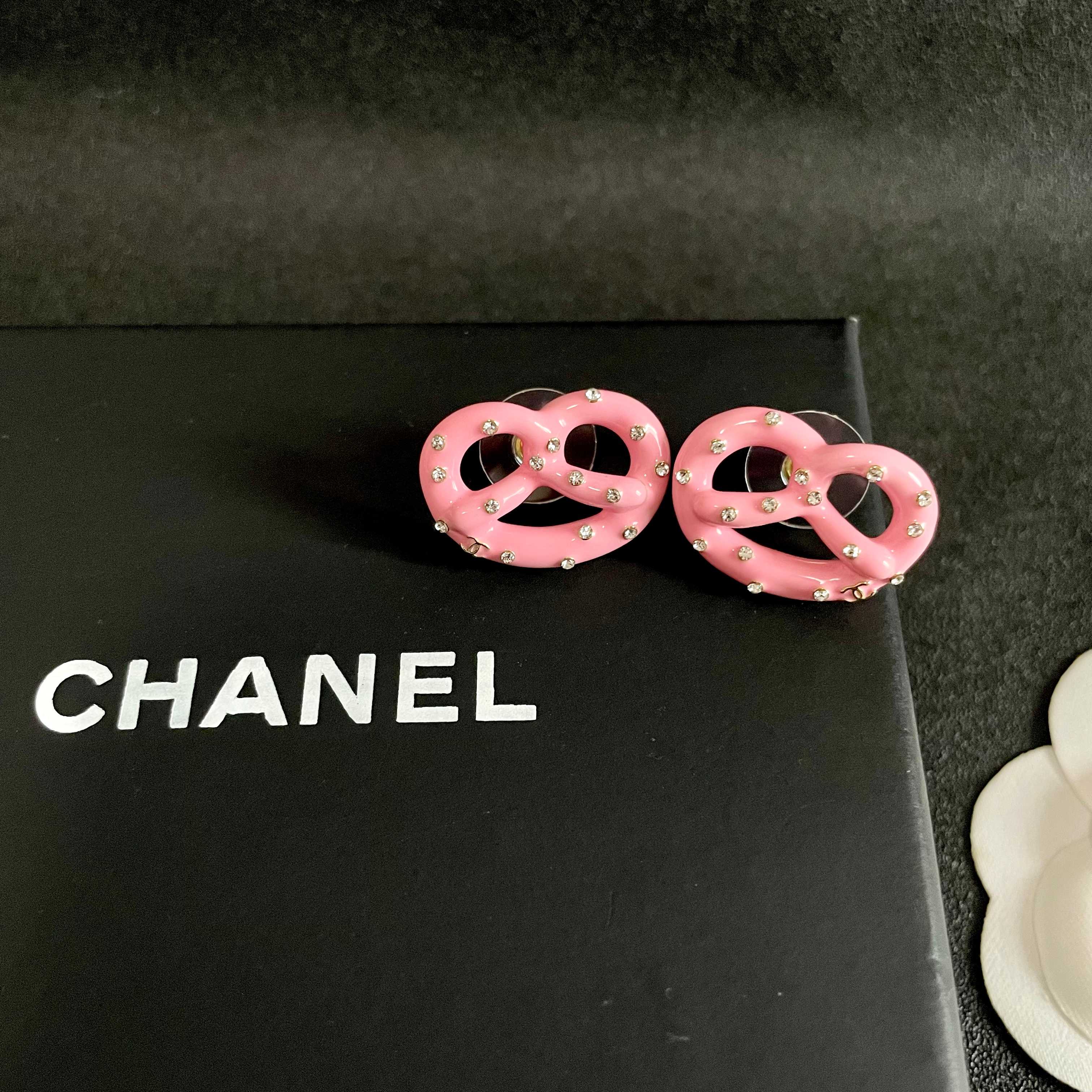 Chanel香奈儿 中古 耳钉👀小香家的款式真心无需多介绍😘🎶每一款都超好看，精致大方，非常显气质