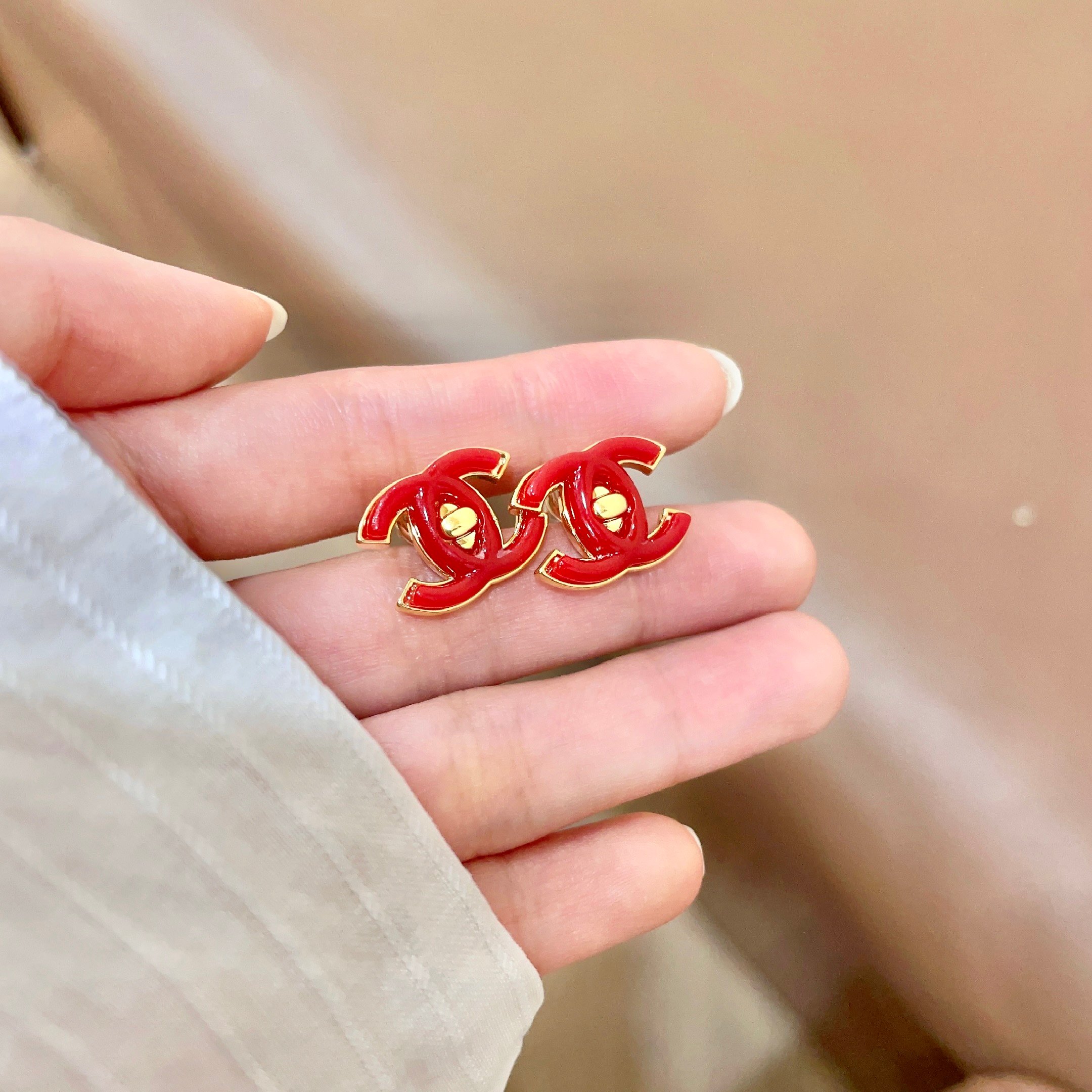Chanel香奈儿 中古 耳钉👀小香家的款式真心无需多介绍😘🎶每一款都超好看，精致大方，非常显气质