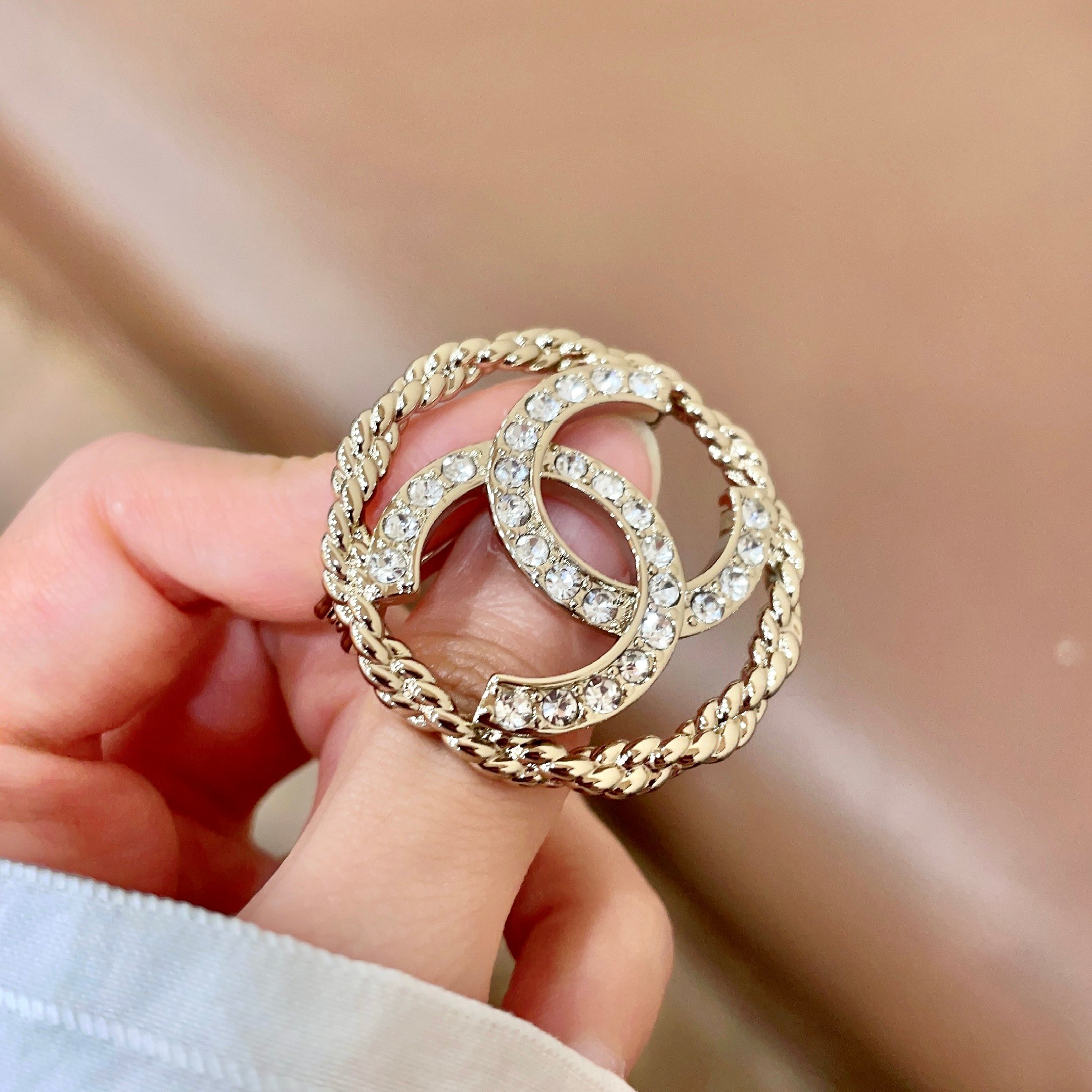 CHANEL小香 专柜最新款同步上新香奈儿最新款胸针 胸针，是最懂女人的饰物。那些倾注了全部心血去做自己