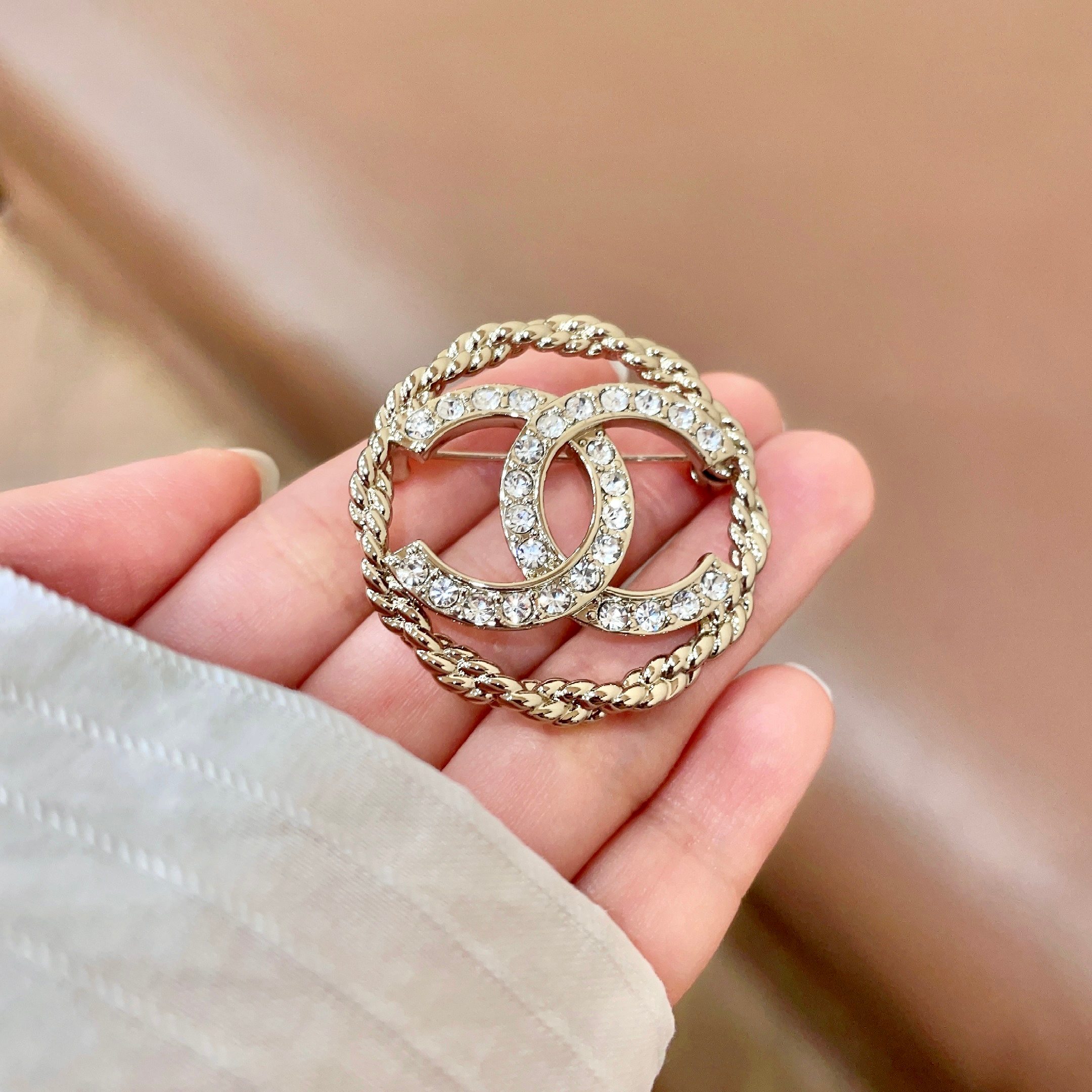 CHANEL小香 专柜最新款同步上新香奈儿最新款胸针 胸针，是最懂女人的饰物。那些倾注了全部心血去做自己