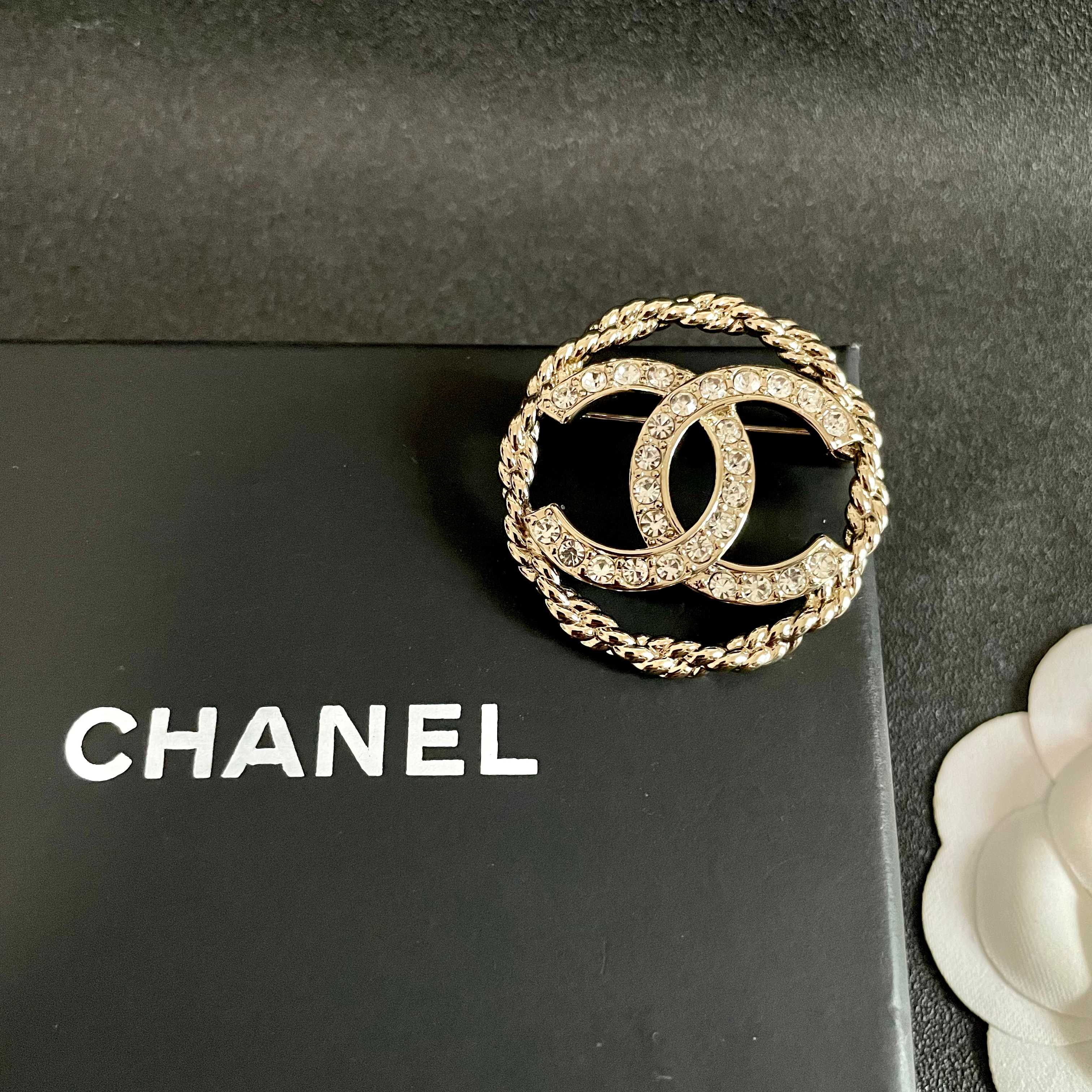 CHANEL小香 专柜最新款同步上新香奈儿最新款胸针 胸针，是最懂女人的饰物。那些倾注了全部心血去做自己