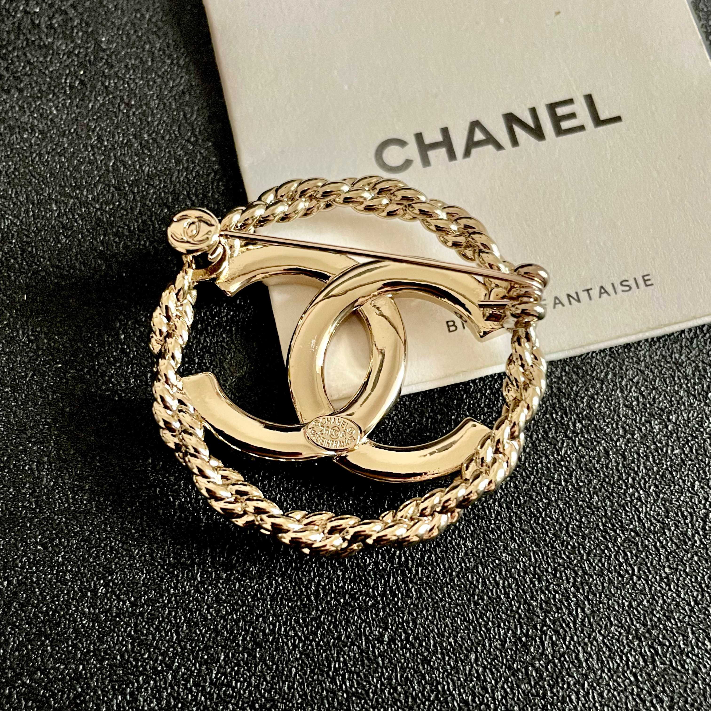 CHANEL小香 专柜最新款同步上新香奈儿最新款胸针 胸针，是最懂女人的饰物。那些倾注了全部心血去做自己