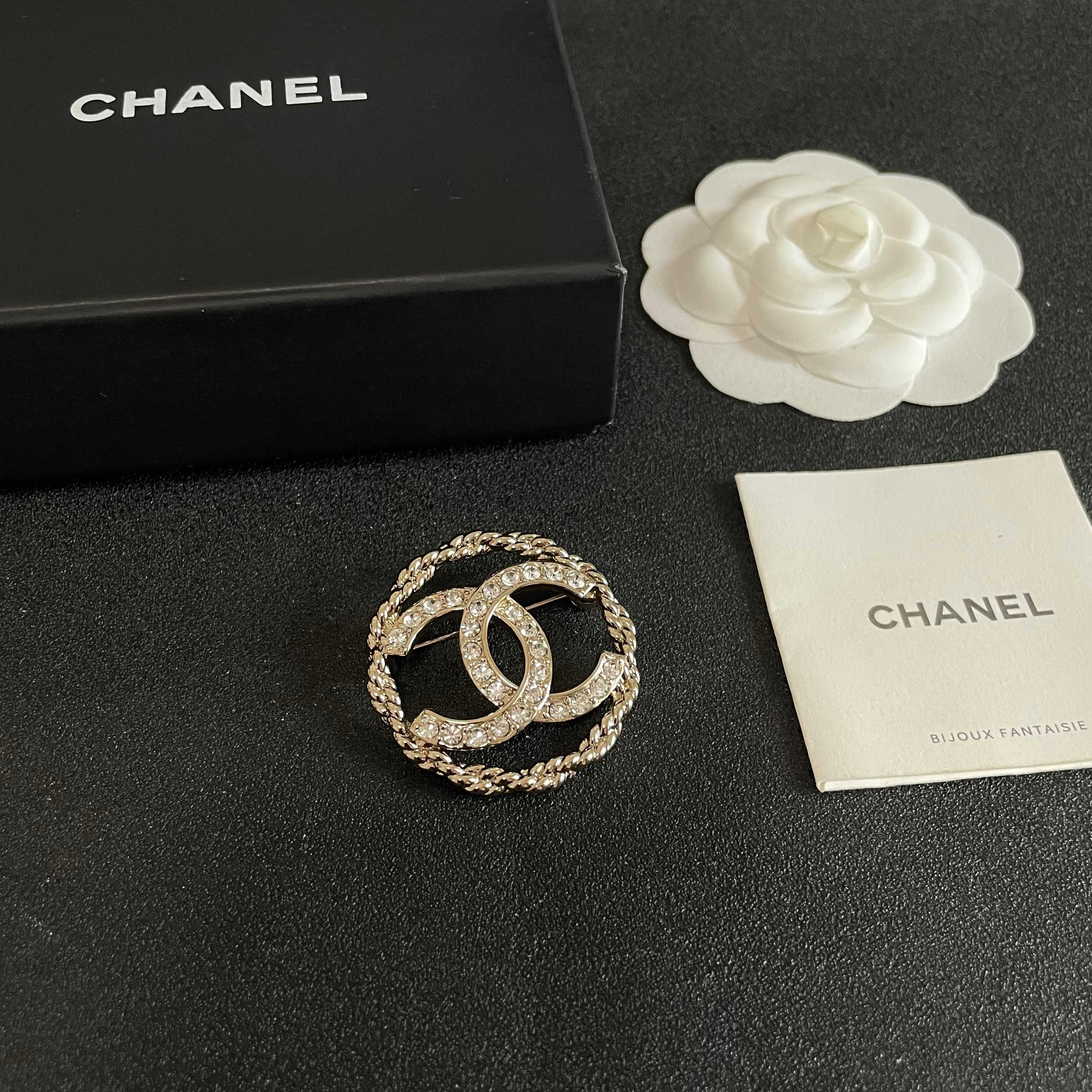 CHANEL小香 专柜最新款同步上新香奈儿最新款胸针 胸针，是最懂女人的饰物。那些倾注了全部心血去做自己