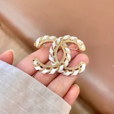 CHANEL小香 专柜最新款同步上新香奈儿最新款胸针 胸针,是最懂女人的饰物。那些倾注了全部心血去做自己 CHANEL小香 专柜最新款同步上新香奈儿最新款胸针 胸针,是最懂女人的饰物。那些倾注了全部心血去做自己