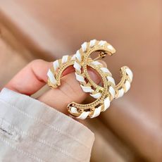 CHANEL小香 专柜最新款同步上新香奈儿最新款胸针 胸针,是最懂女人的饰物。那些倾注了全部心血去做自己 CHANEL小香 专柜最新款同步上新香奈儿最新款胸针 胸针,是最懂女人的饰物。那些倾注了全部心血去做自己