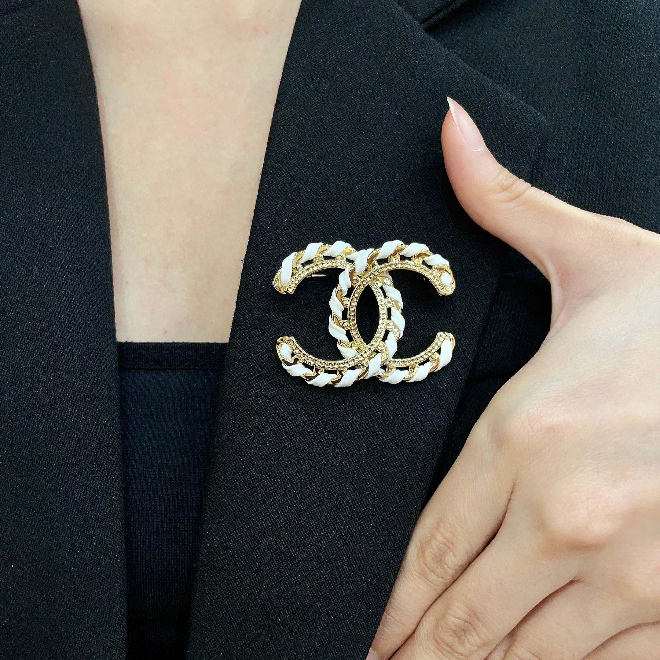 CHANEL小香 专柜最新款同步上新香奈儿最新款胸针 胸针，是最懂女人的饰物。那些倾注了全部心血去做自己