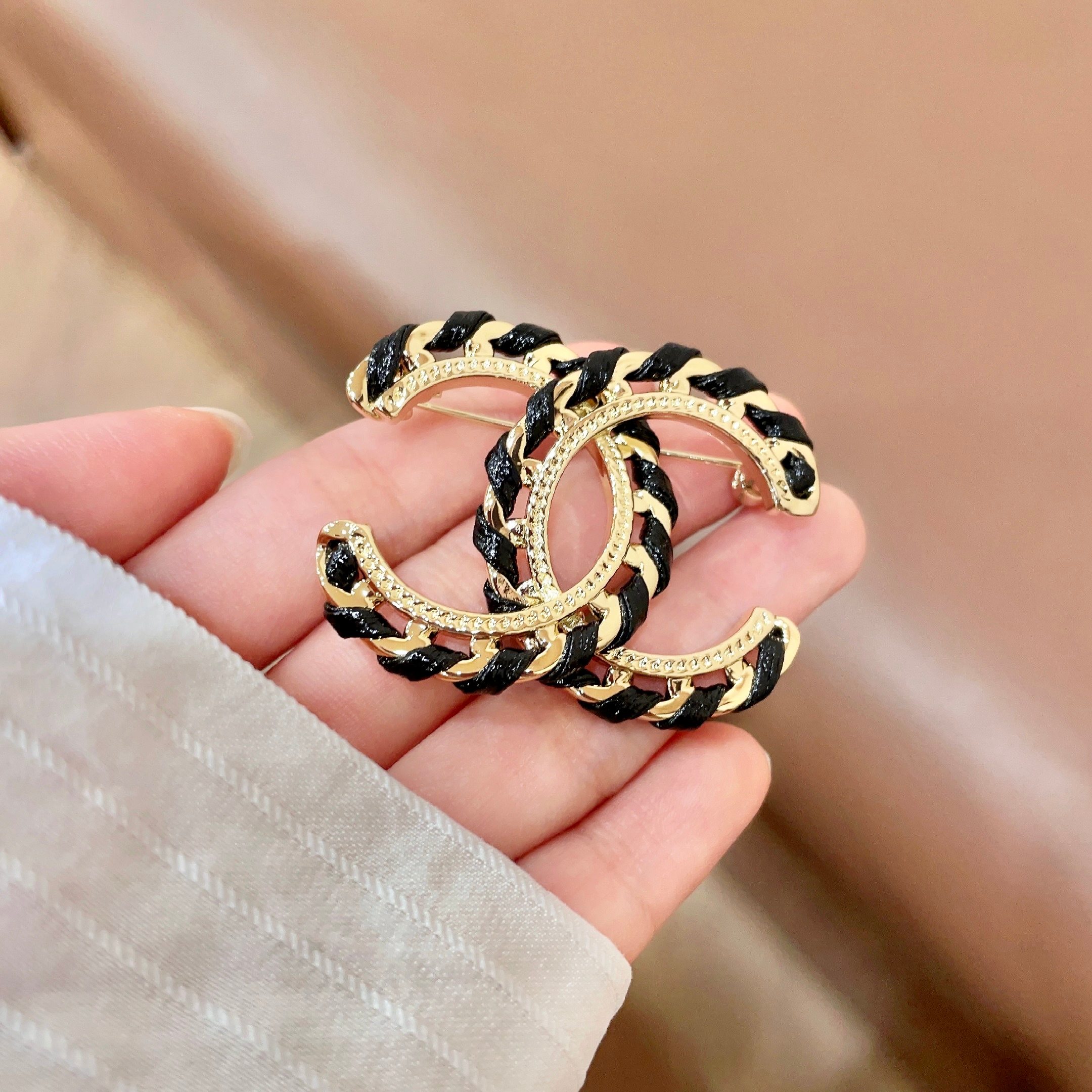 CHANEL小香 专柜最新款同步上新香奈儿最新款胸针 胸针，是最懂女人的饰物。那些倾注了全部心血去做自己