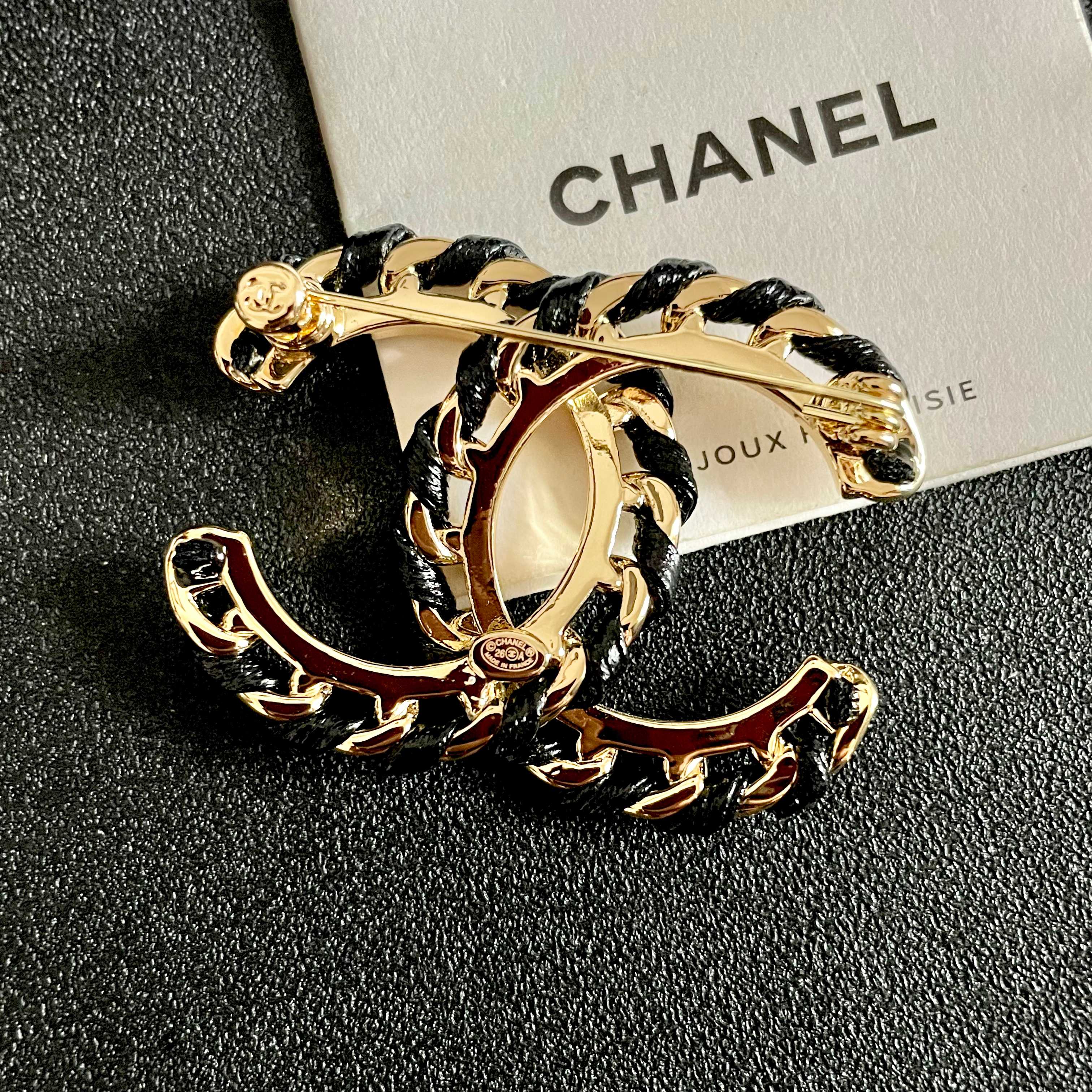 CHANEL小香 专柜最新款同步上新香奈儿最新款胸针 胸针，是最懂女人的饰物。那些倾注了全部心血去做自己