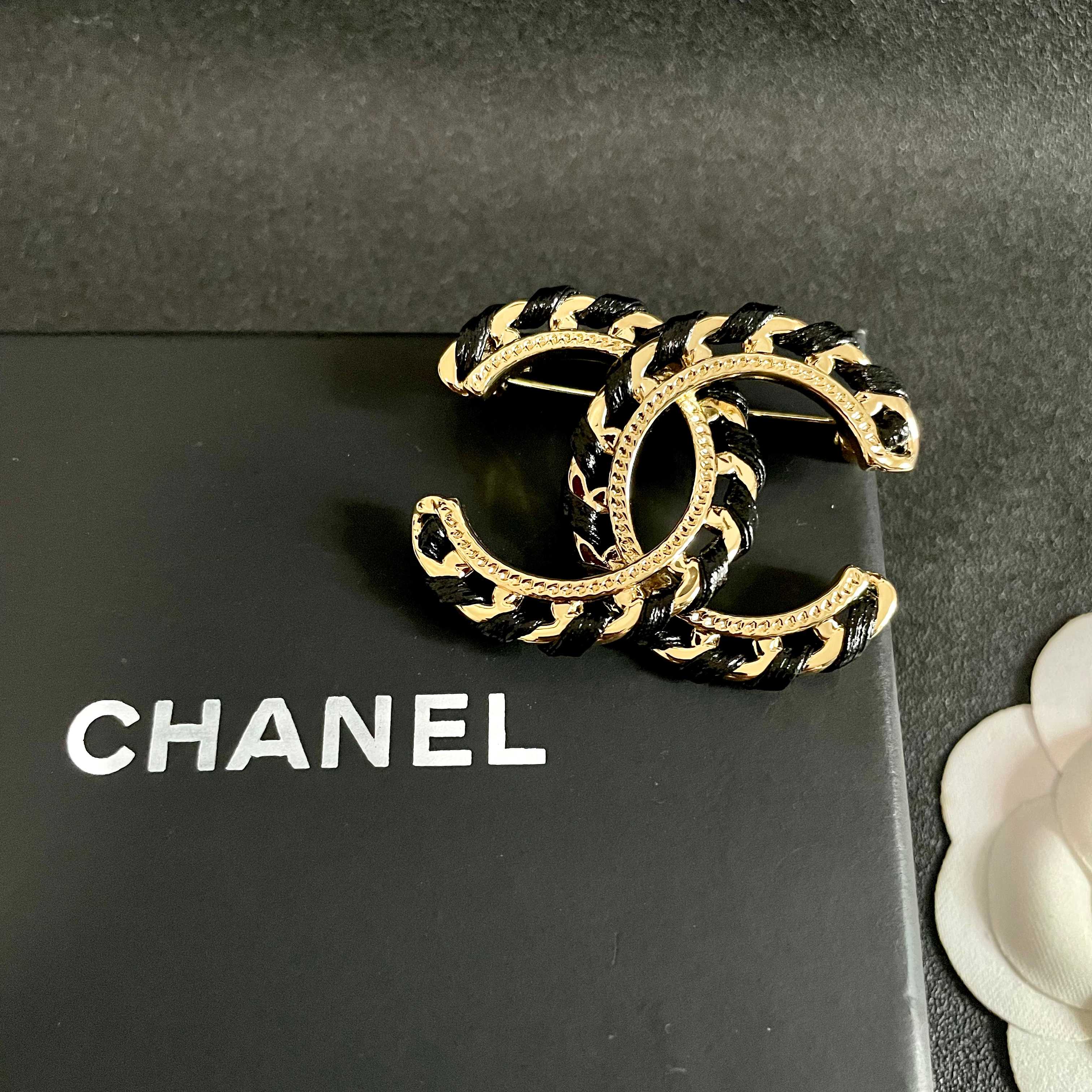 CHANEL小香 专柜最新款同步上新香奈儿最新款胸针 胸针，是最懂女人的饰物。那些倾注了全部心血去做自己